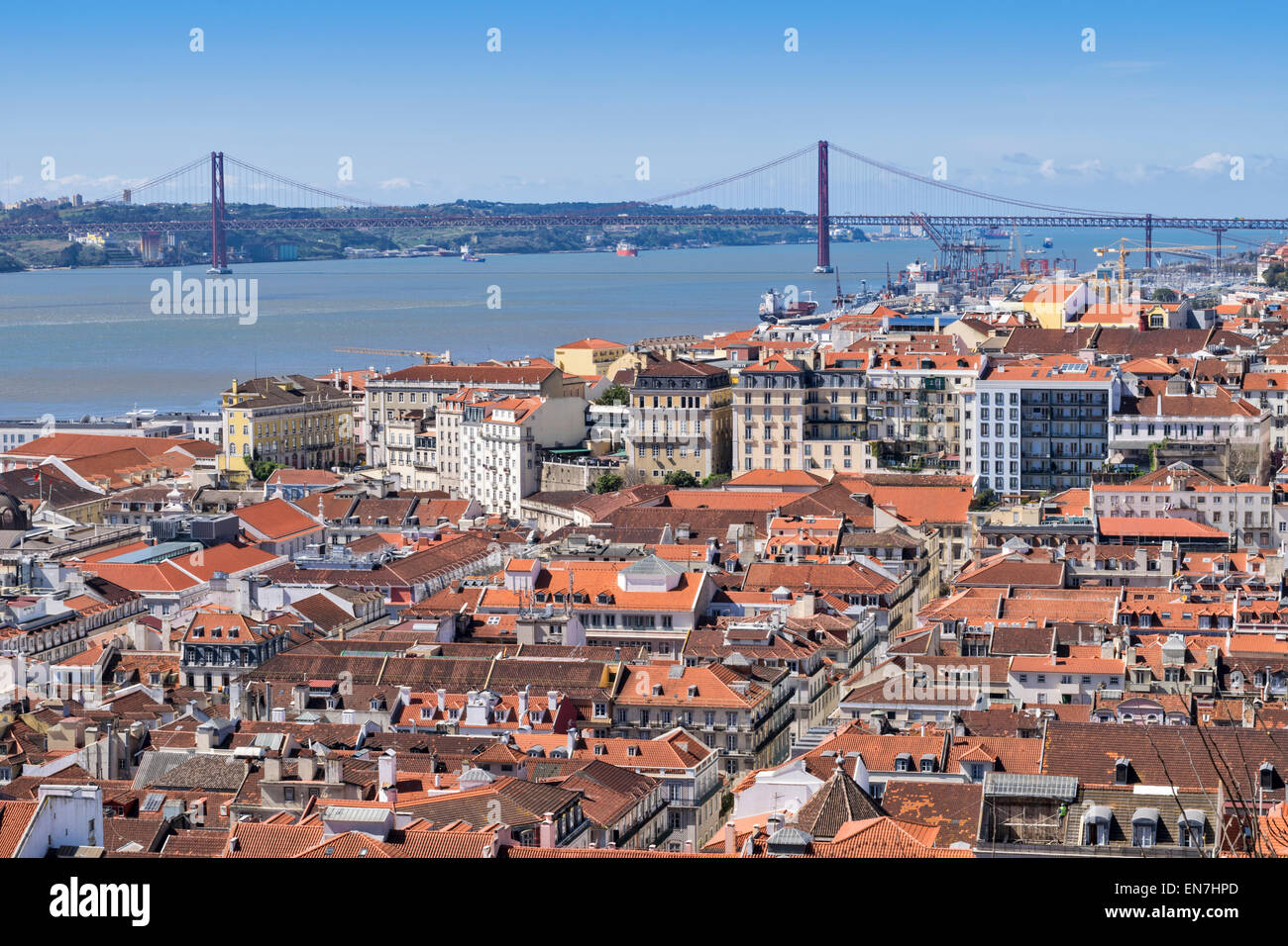 Lisbonne Portugal SUR LA VILLE DE LA RIVIÈRE TAGUS ET DU PONT DE 25 de Abril Banque D'Images