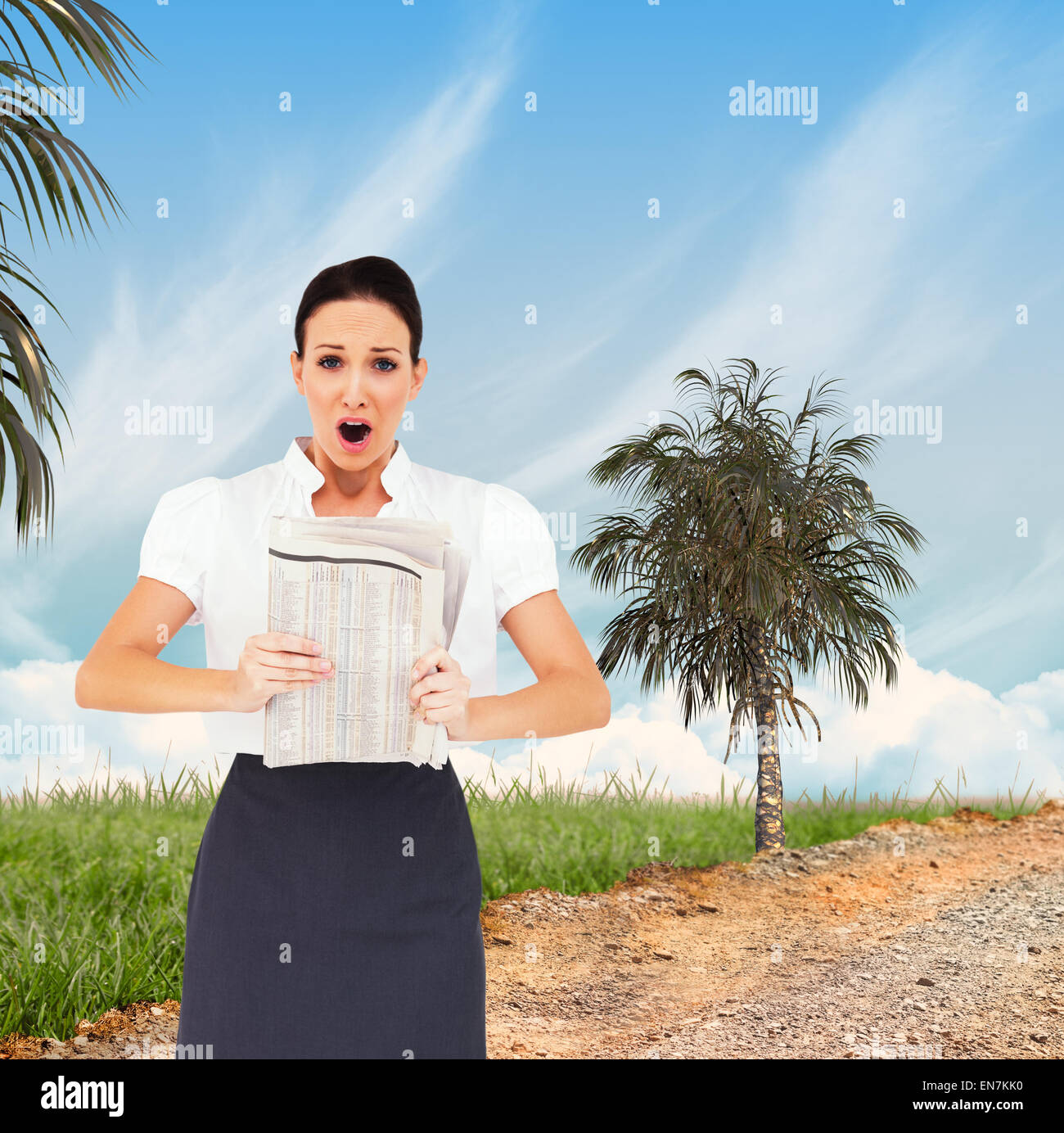 Composite image of businesswoman holding newspaper élégant Banque D'Images