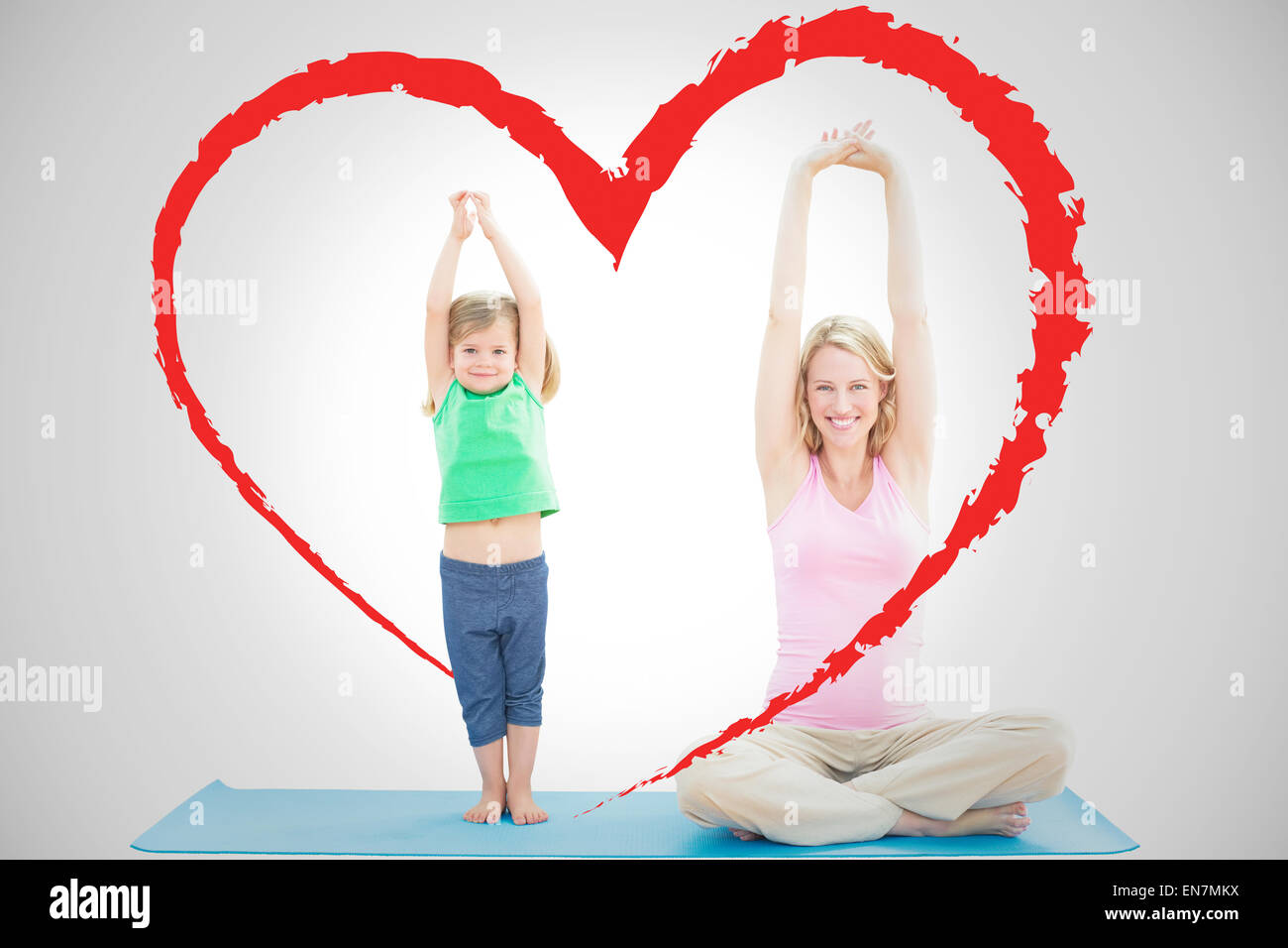 Image composite de mère enceinte et sa fille faire du yoga ensemble Banque D'Images