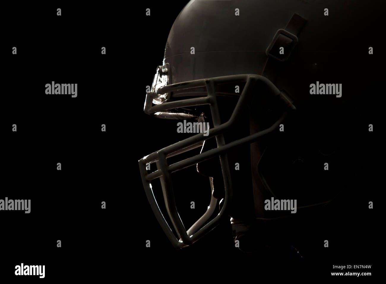 Joueur de football avec le numéro sur un uniforme bleu et d'une balle dans la main. Studio shot. Banque D'Images