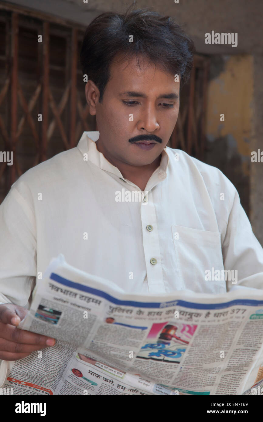 Man reading a newspaper Banque D'Images