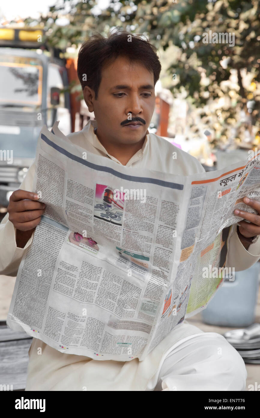 Man reading a newspaper Banque D'Images