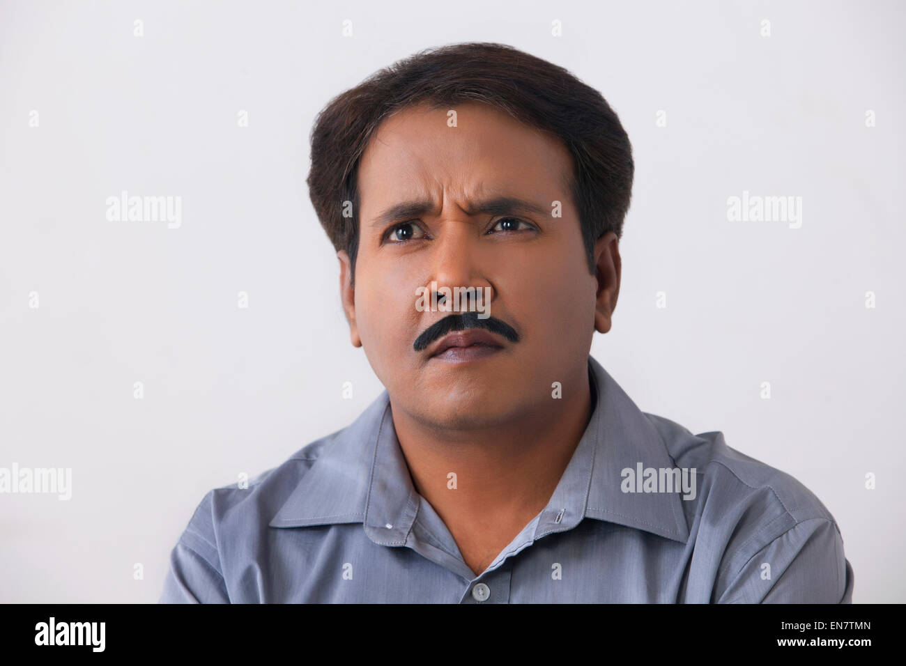 Close up portrait of man tendue sur un fond blanc. Banque D'Images