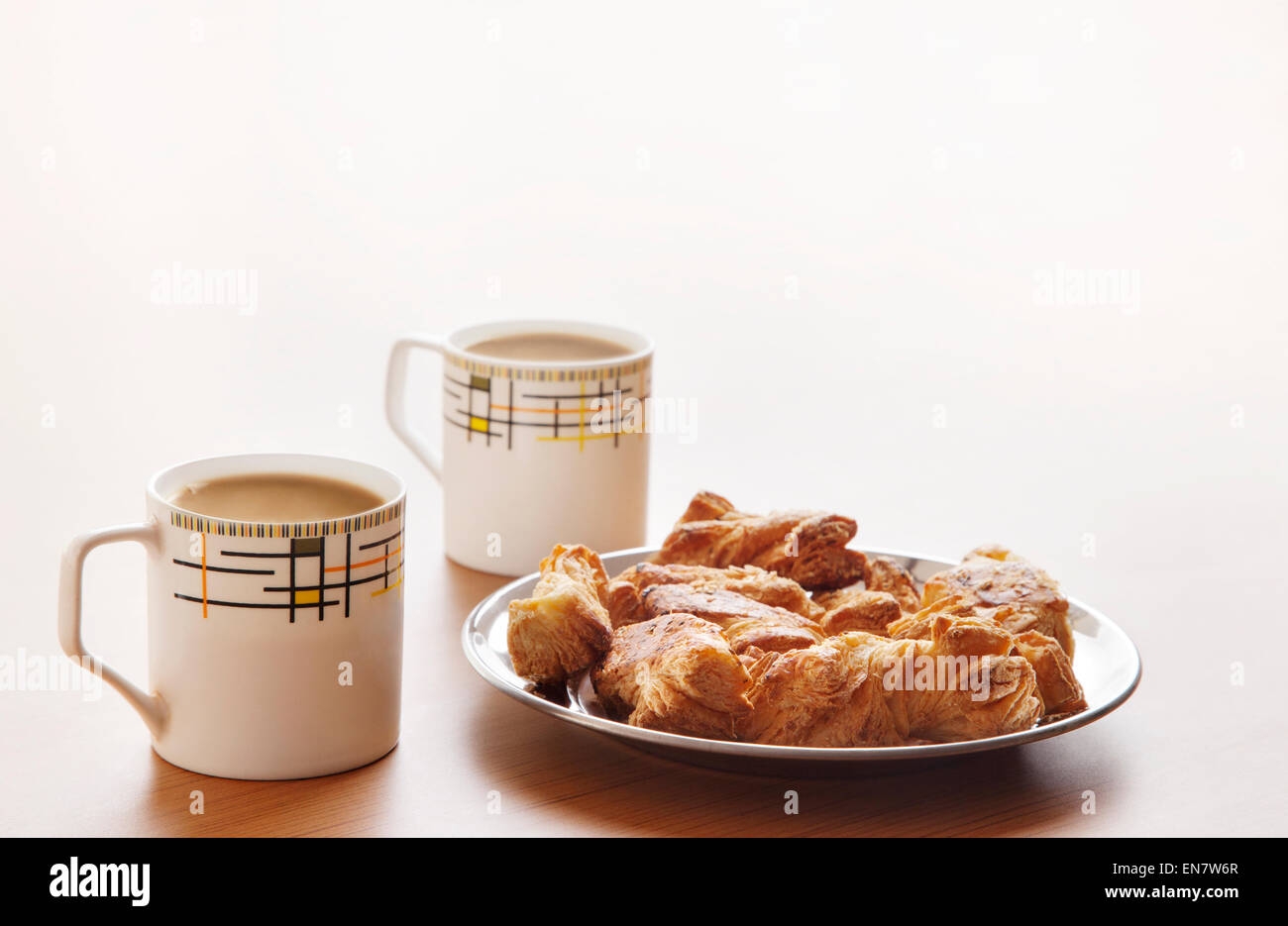 Deux tasses de thé avec des biscuits khari Banque D'Images