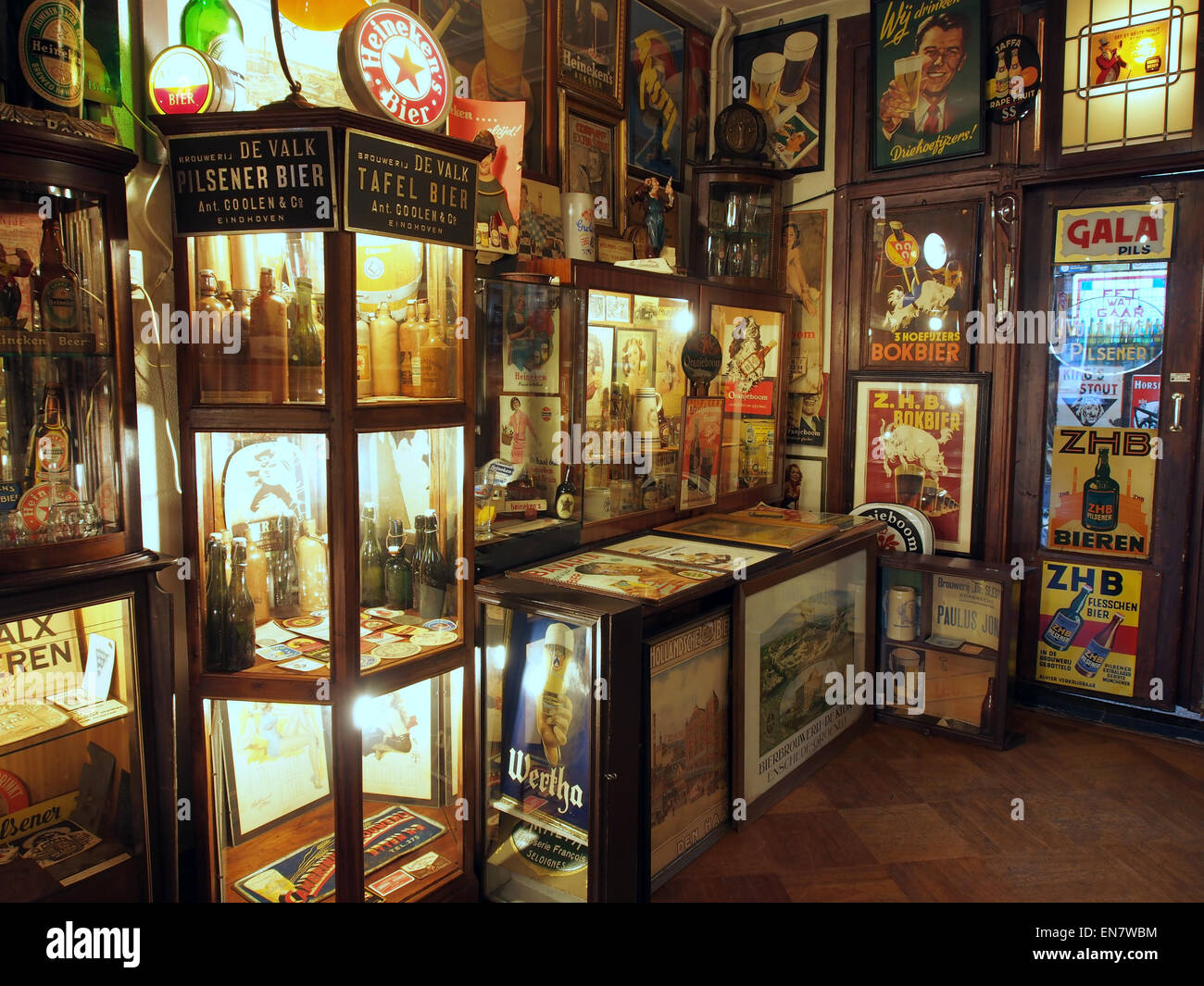 Le premier étage du musée Bierreclame présente une collection de panneaux publicitaires vintage pour la bière. Le musée met en lumière l’évolution de la marque de la bière et le rôle que ces publicités ont joué dans le marketing à travers l’histoire. Banque D'Images