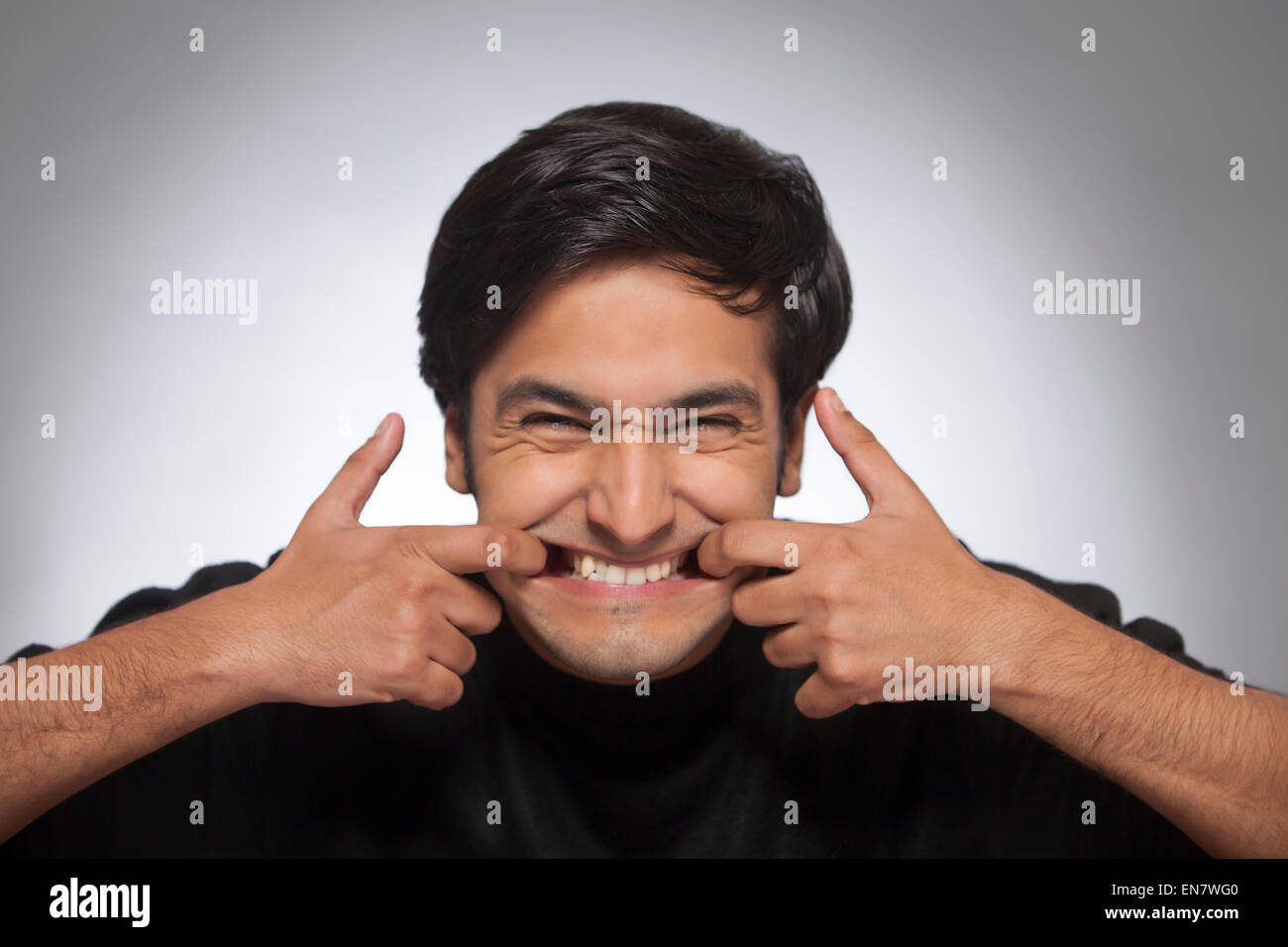 Homme tirant Banque de photographies et d’images à haute résolution Alamy