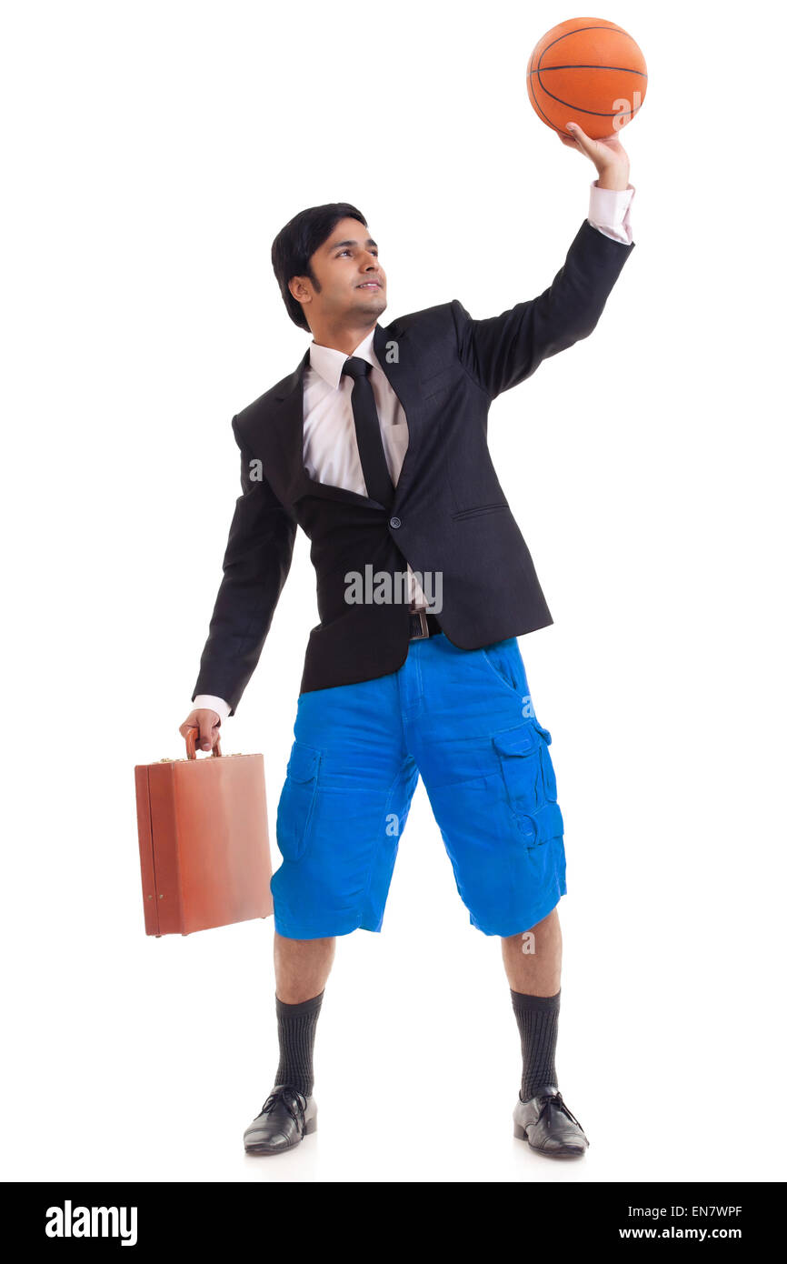 Portrait of young man holding briefcase et basket-ball Banque D'Images