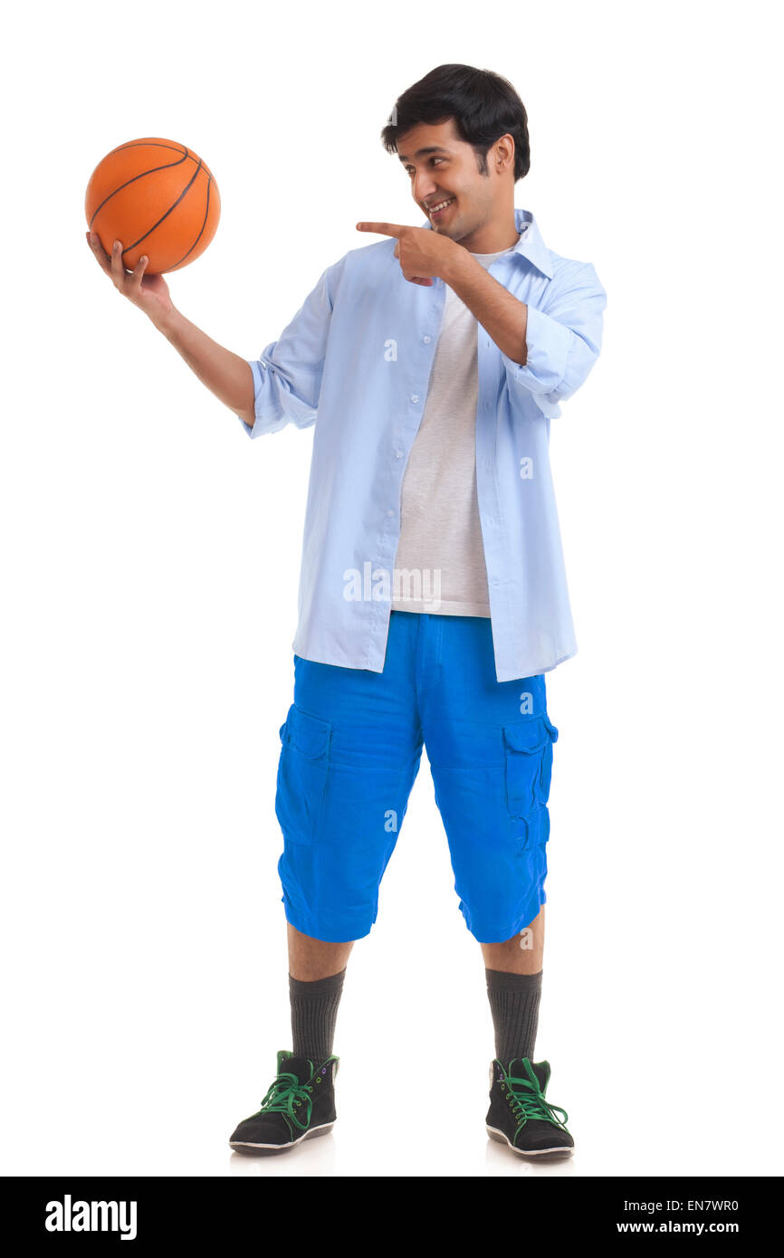 Portrait de jeune homme en montrant le basket-ball Banque D'Images