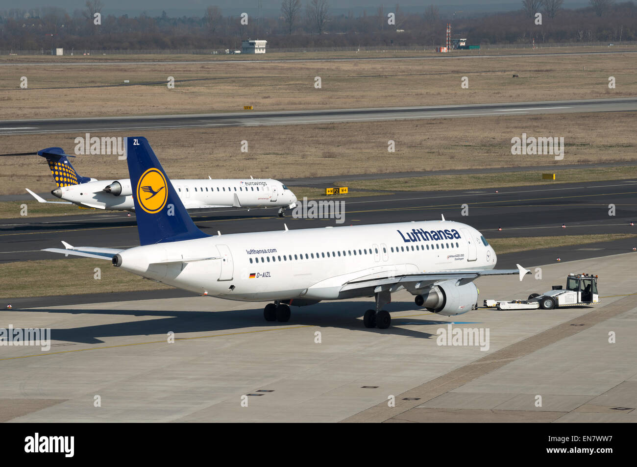 Des avions de Lufthansa et Eurowings, Düsseldorf, Allemagne. Banque D'Images