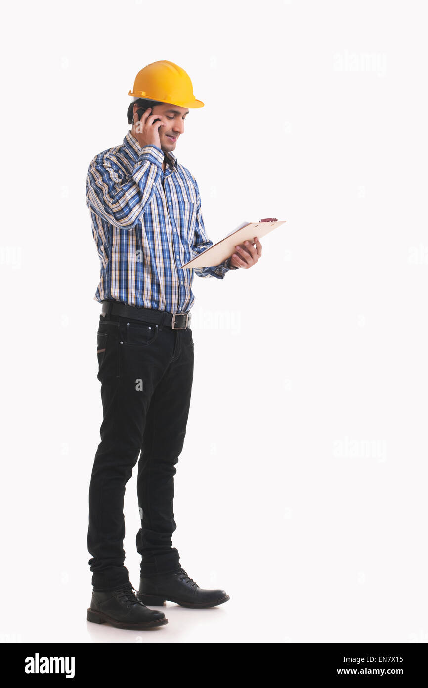 Engineer talking on mobile phone Banque D'Images