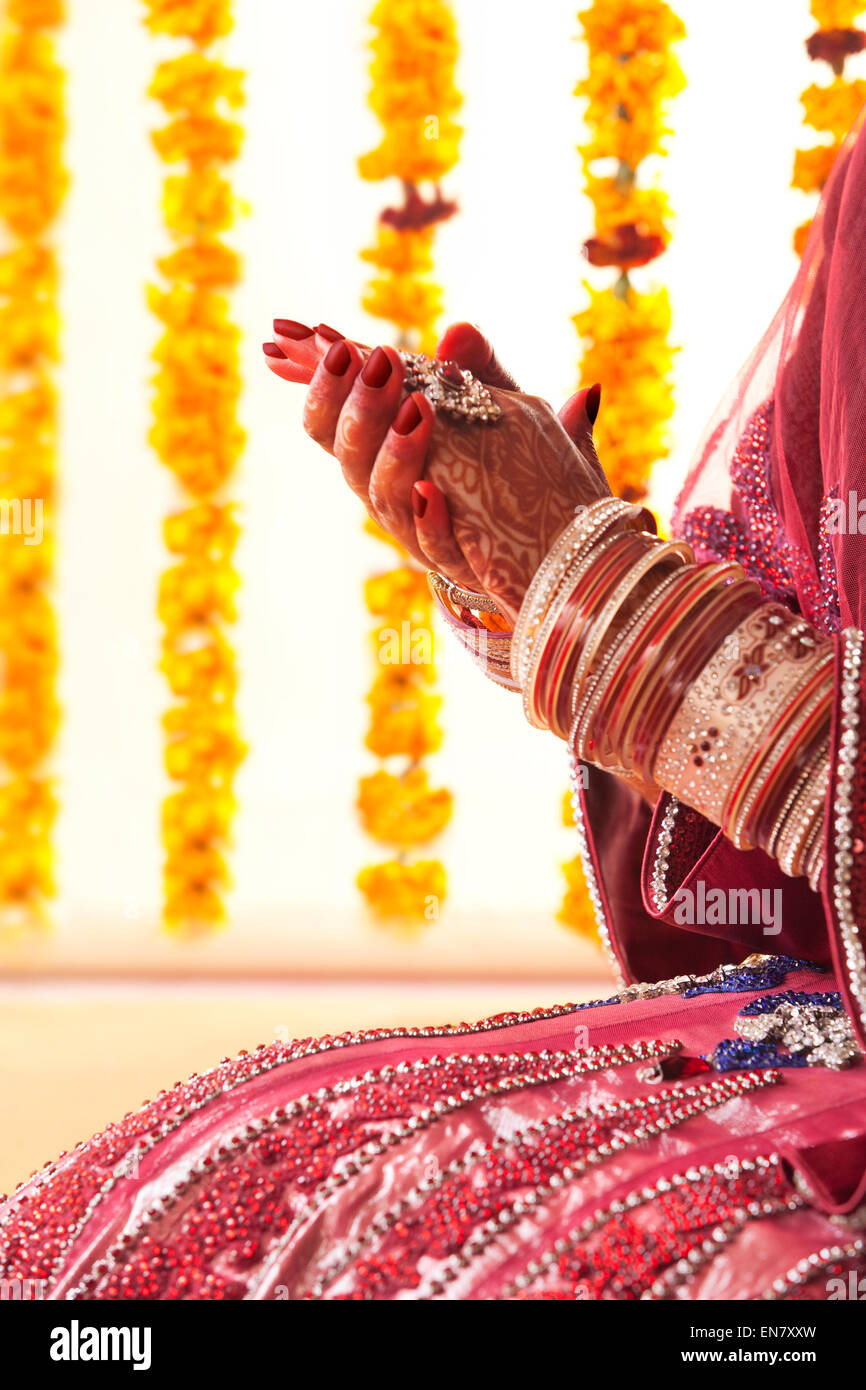 Dans les mains de brides bangles mariage et anneau Banque D'Images