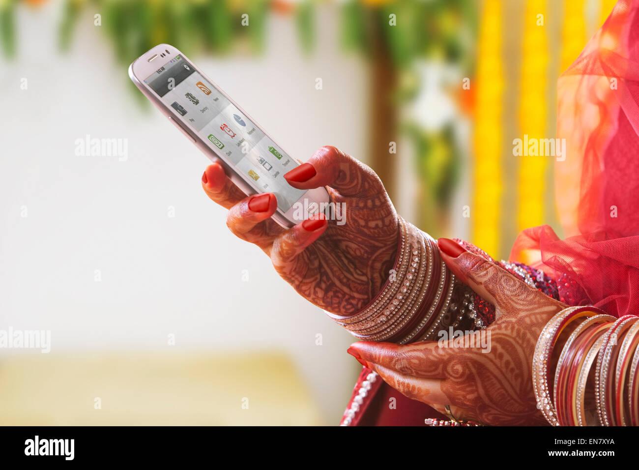 Close-up of a mobile phone mains Brides Banque D'Images
