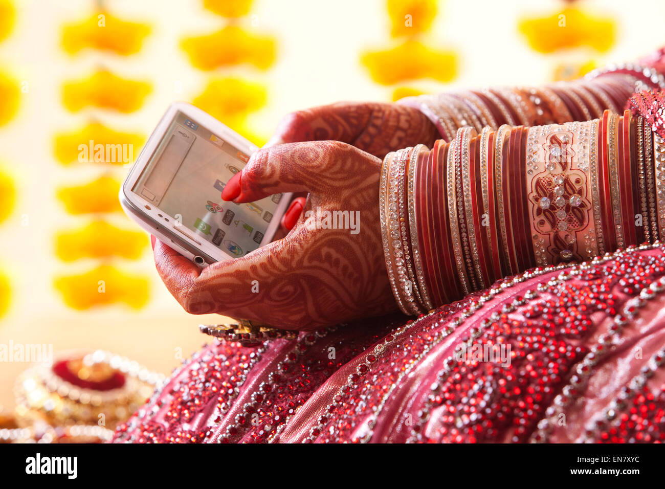 Close-up of a mobile phone mains Brides Banque D'Images