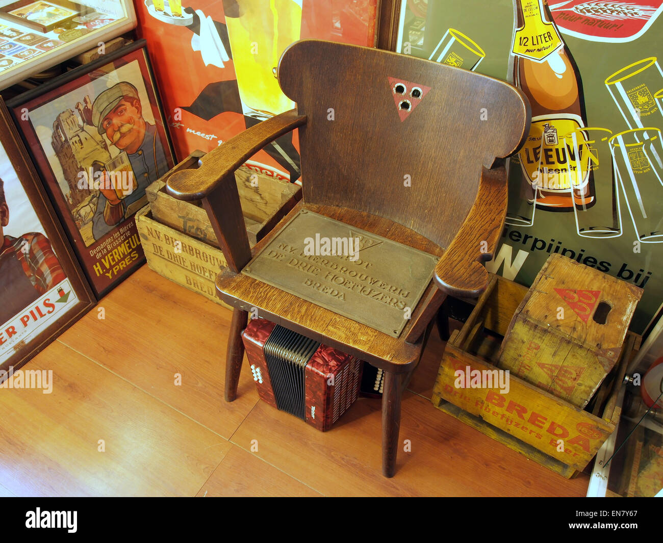 La chaise à bière 3 Hoefijzers est exposée dans un musée. C'est une pièce de collection de souvenirs liés à la célèbre marque de bière néerlandaise, 3 Hoefijzers. Banque D'Images La chaise à bière 3 Hoefijzers est exposée dans un musée. C'est une pièce de collection de souvenirs liés à la célèbre marque de bière néerlandaise, 3 Hoefijzers. Banque D'Images