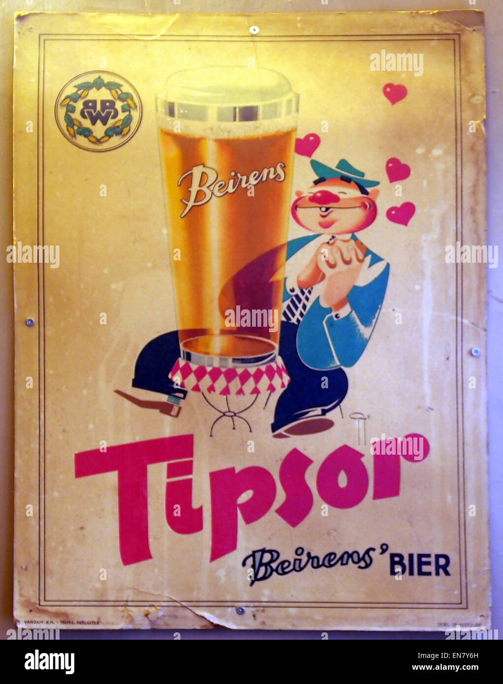 Tipsor Beirens est une marque qui produit de la publicité liée à la bière en utilisant des matériaux en carton. Ces types de publicité étaient couramment utilisés au début et au milieu du XXe siècle, reflétant les stratégies de commercialisation de la bière de l'époque. Banque D'Images Tipsor Beirens est une marque qui produit de la publicité liée à la bière en utilisant des matériaux en carton. Ces types de publicité étaient couramment utilisés au début et au milieu du XXe siècle, reflétant les stratégies de commercialisation de la bière de l'époque. Banque D'Images