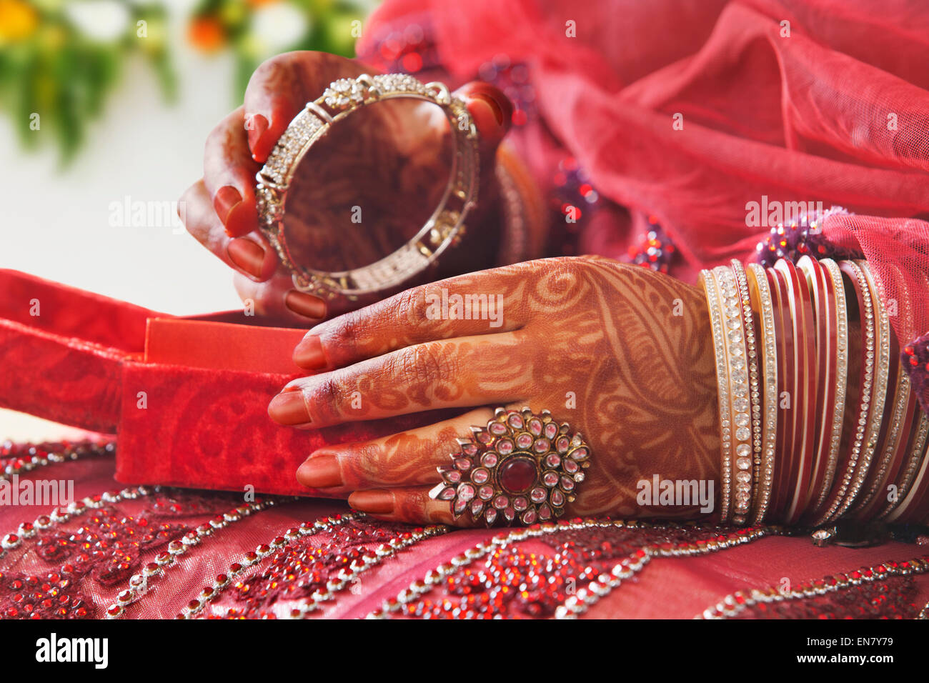 Close-up of a Brides hands holding bangle Banque D'Images