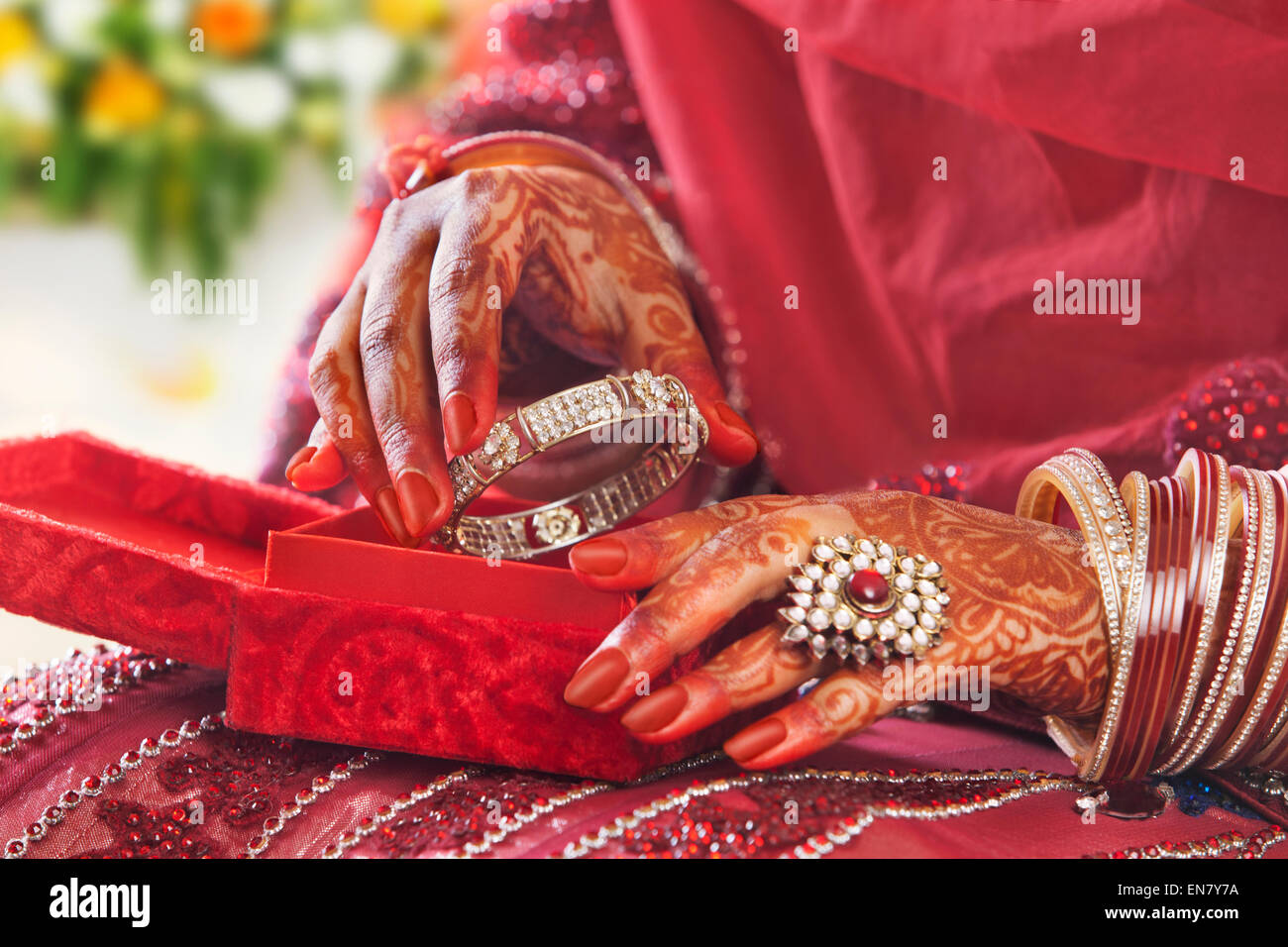 Close-up of a Brides en tenant les mains de bangle bangle fort Banque D'Images