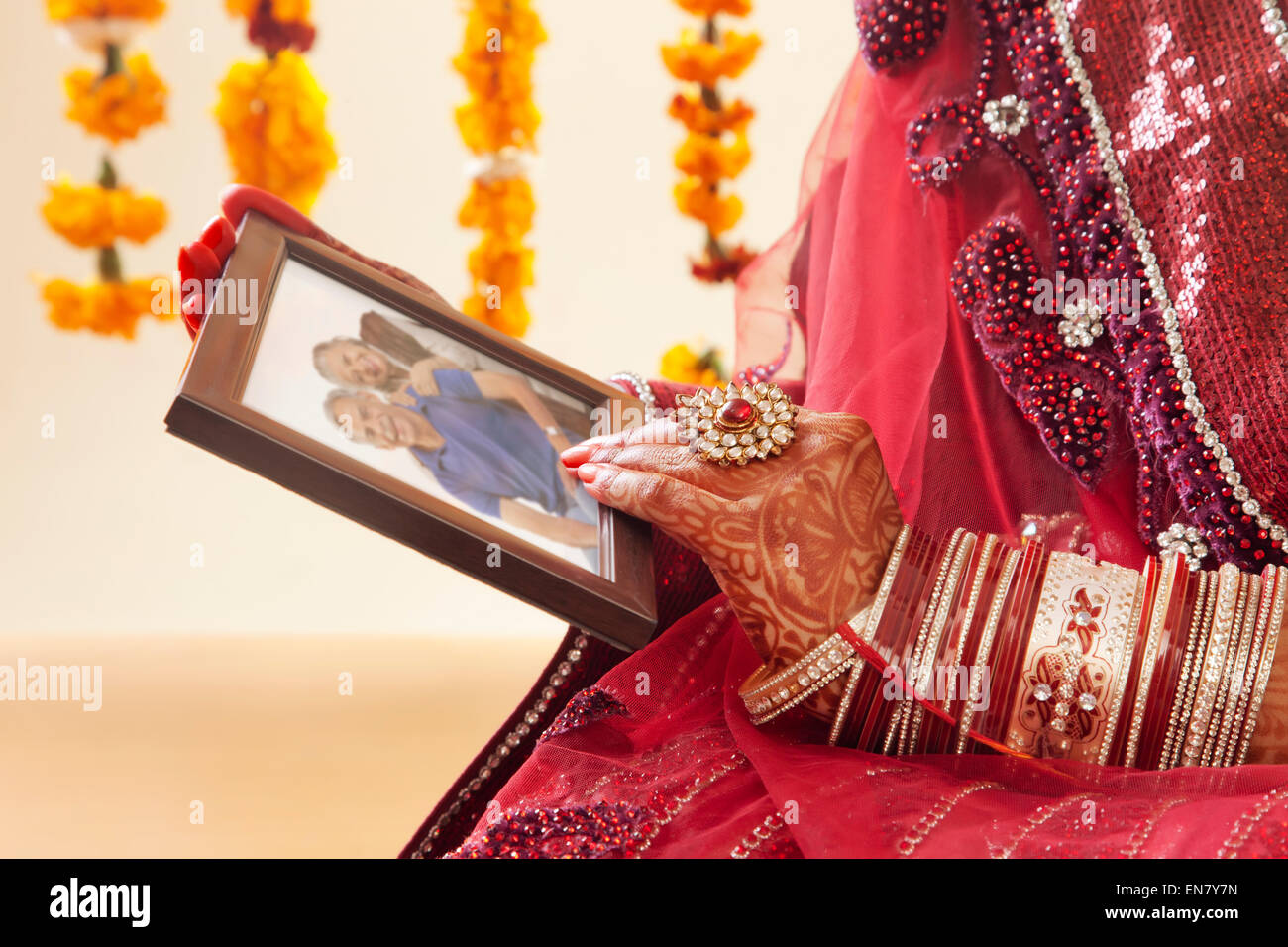 Close-up of a Brides hands holding photo frame Banque D'Images