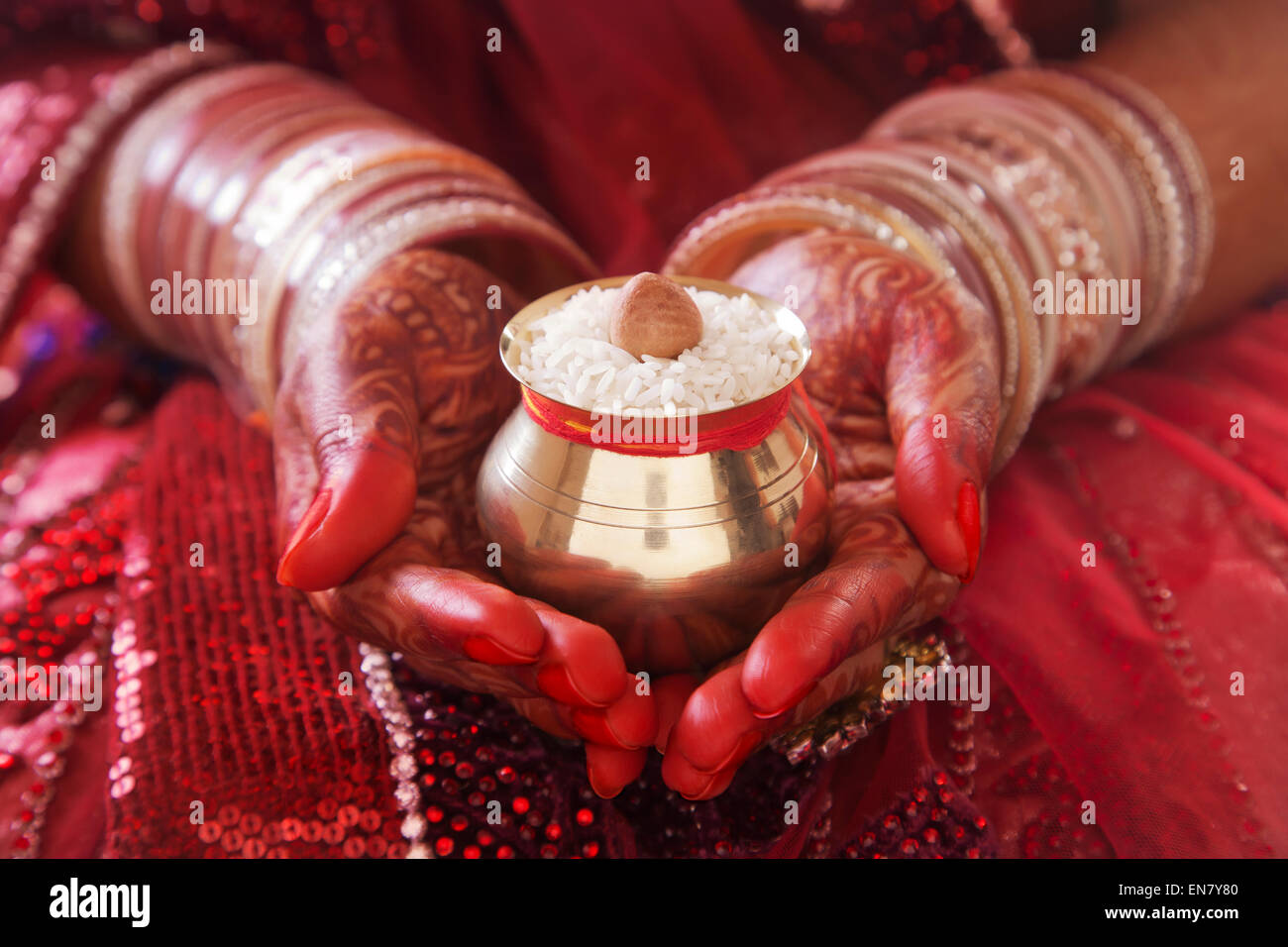 Close-up of a Brides mains effectuant des rituels de mariage avec kalash Banque D'Images