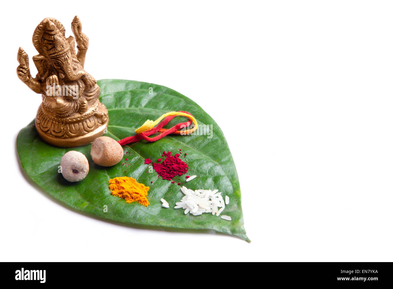 Seigneur Ganesha idol mis sur la feuille de bétel avec du riz,d'Arec,fil rouge Kumkum,et le curcuma Banque D'Images