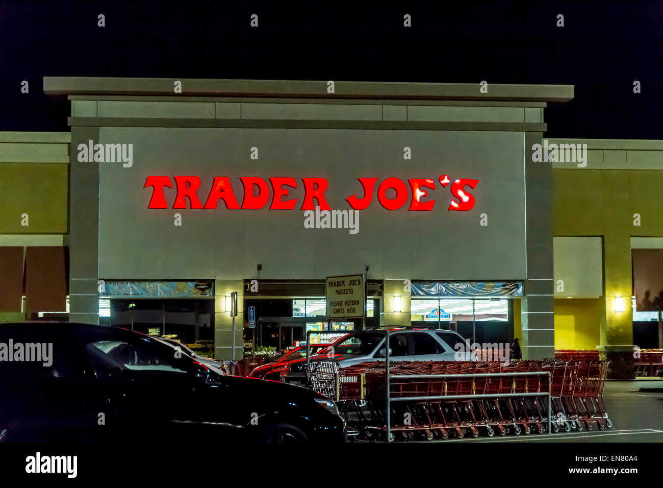 Un Trader Joe's Store à Modesto en Californie dans la nuit. Banque D'Images