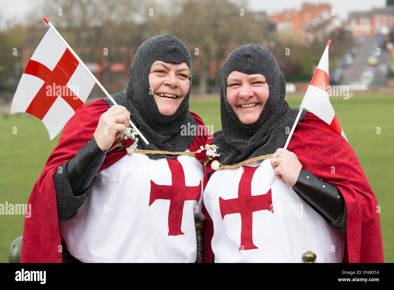 St George's Day Parade à Nottingham. Des centaines ont marché de la forêt Terrain de jeux dans le centre-ville. Banque D'Images