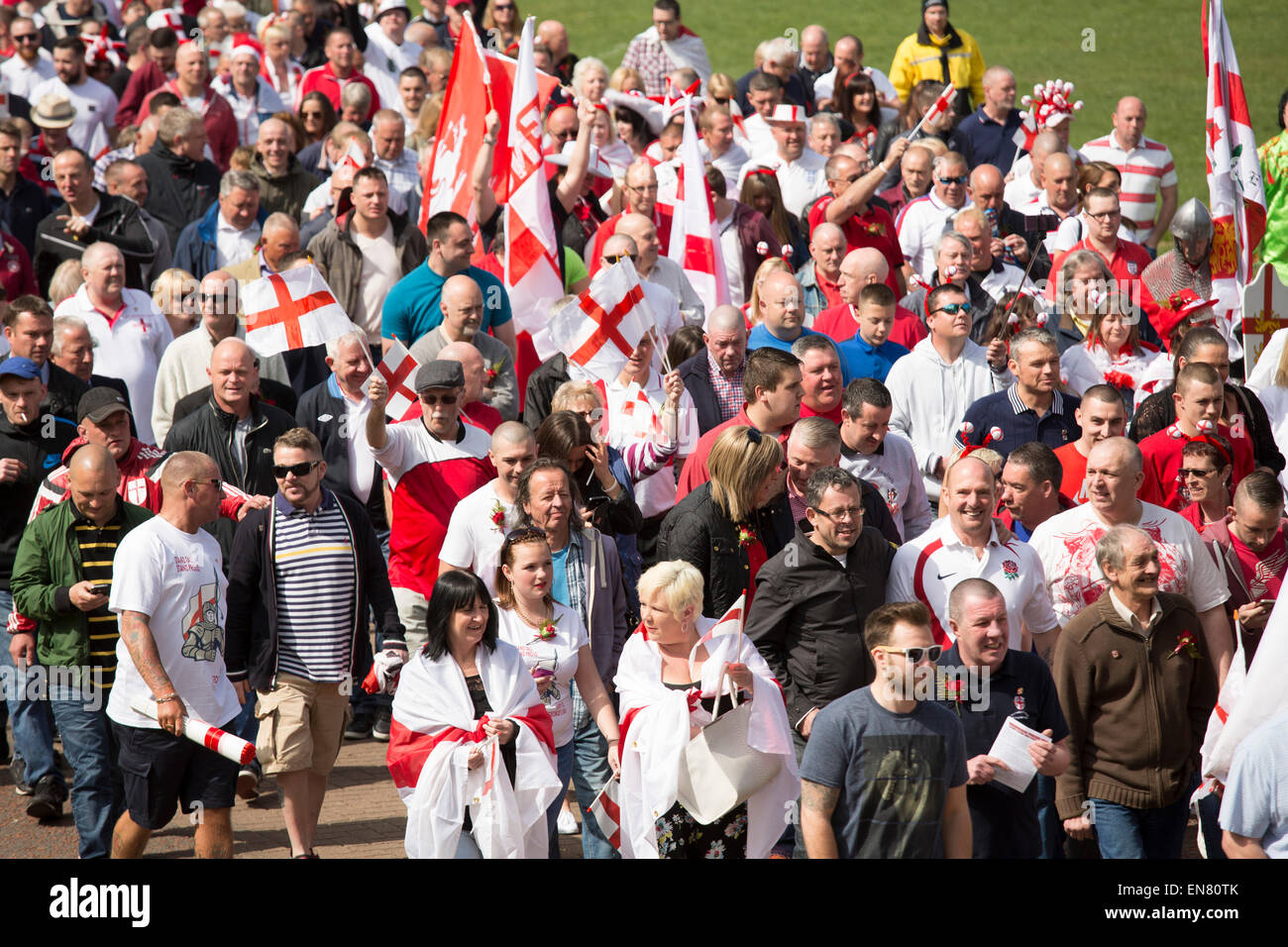 St George's Day Parade à Nottingham. Des centaines ont marché de la forêt Terrain de jeux dans le centre-ville. Banque D'Images
