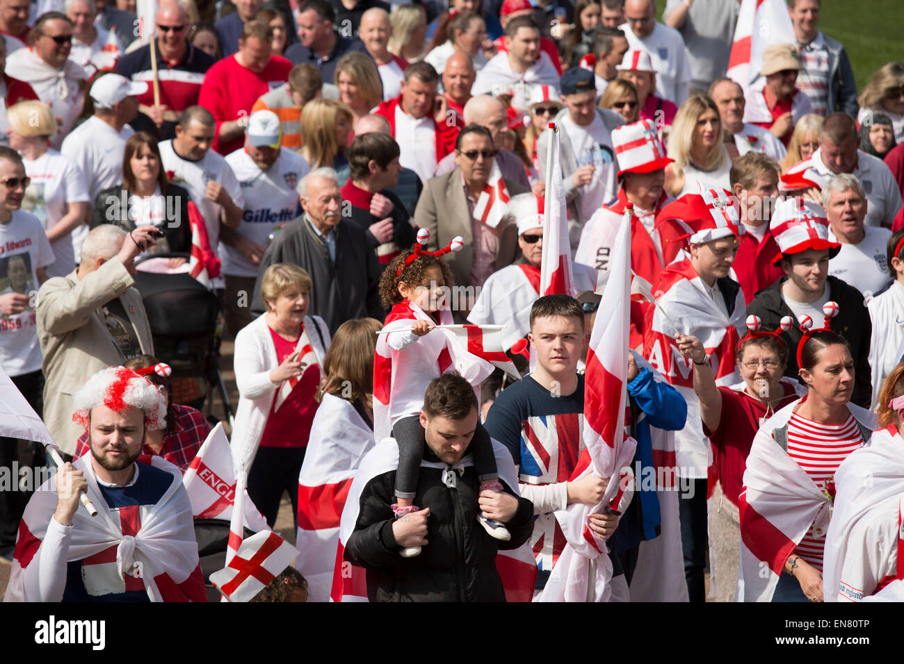 St George's Day Parade à Nottingham. Des centaines ont marché de la forêt Terrain de jeux dans le centre-ville. Banque D'Images