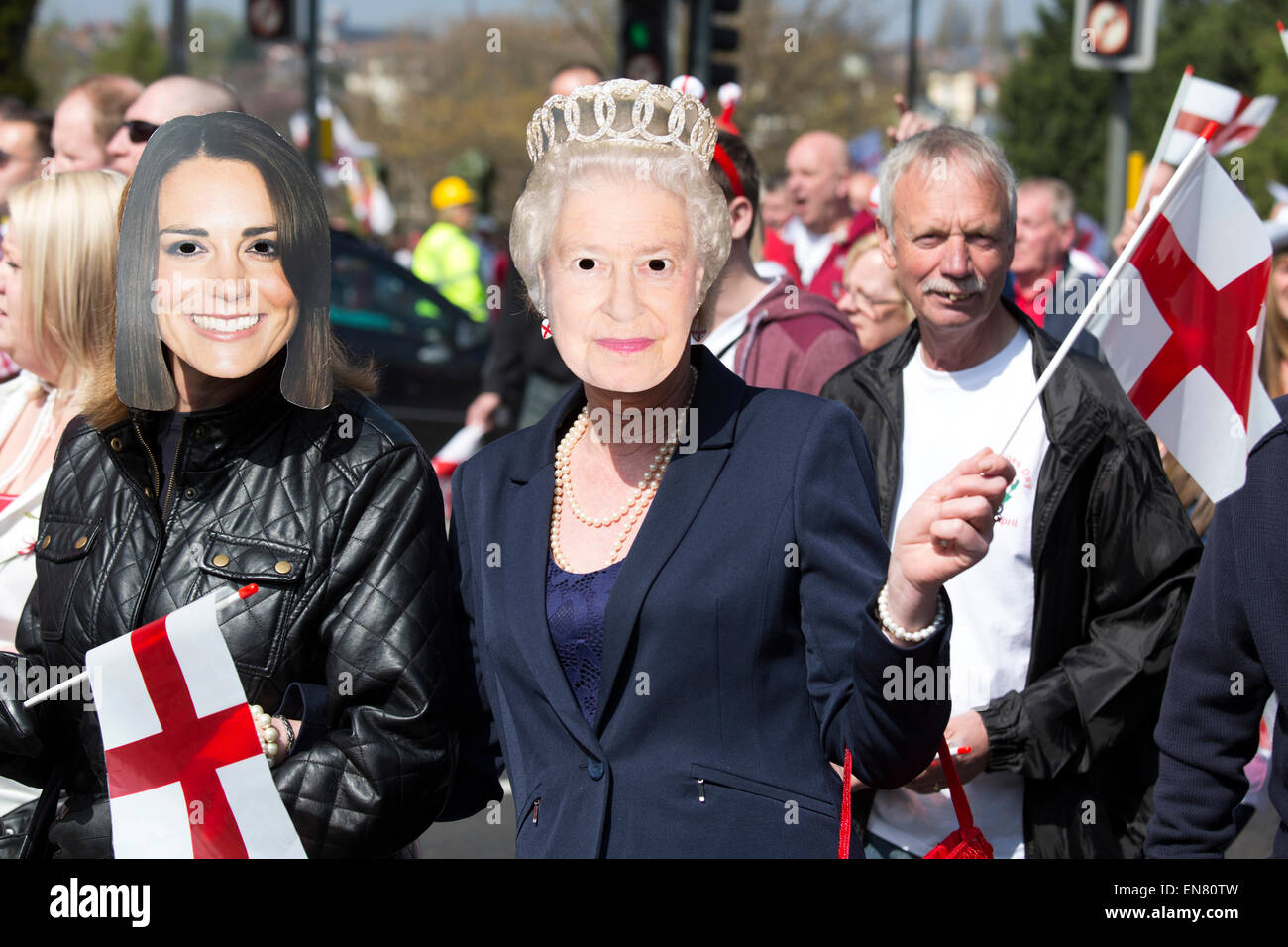 St George's Day Parade à Nottingham. Des centaines ont marché de la forêt Terrain de jeux dans le centre-ville. Banque D'Images