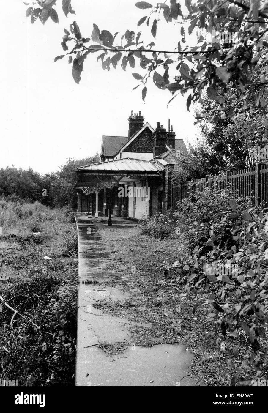 L'délabré et envahi par la station de Kingscote près de East Grinstead qui fait partie de la région de Bluebell Railway 1984 Banque D'Images