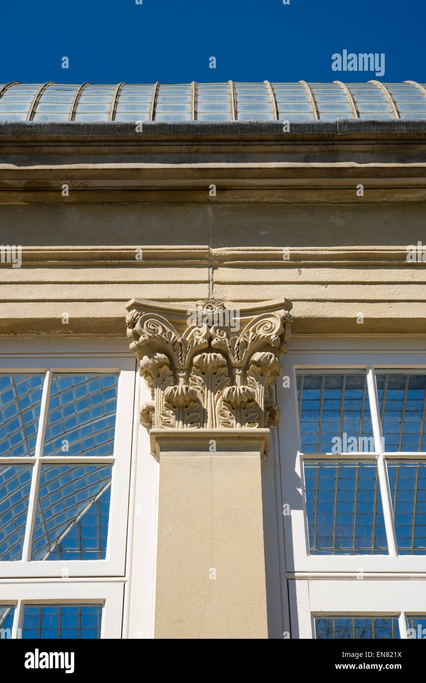 Colonne en pierre ouvragée sur la vitre érigés à Sheffield botanical gardens. Banque D'Images