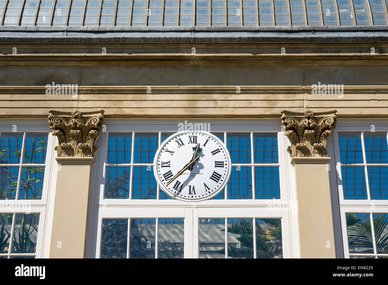 Les pavillons de verre à Sheffield Botanical Gardens, Sheffield, Yorkshire. Réveil sur l'entrée avant. Banque D'Images