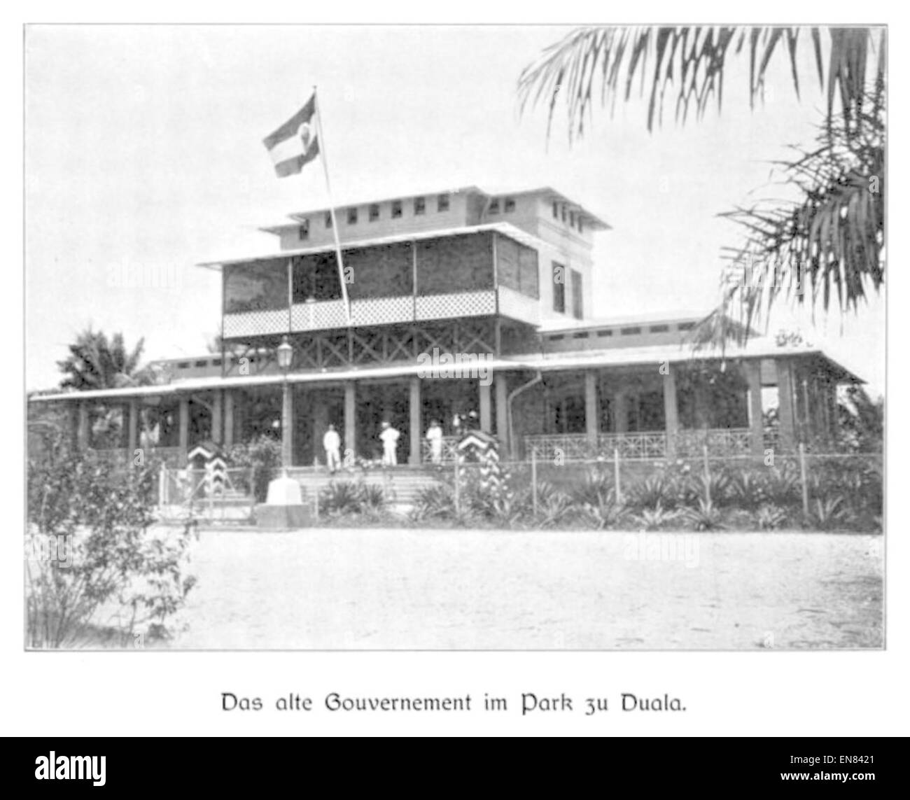 Une illustration de 1904 par Wohltmann intitulée 'Das Alte Gouvernement im Park zu Duala', représentant l'ancien bâtiment du gouvernement dans le parc de Duala, au Cameroun. Banque D'Images