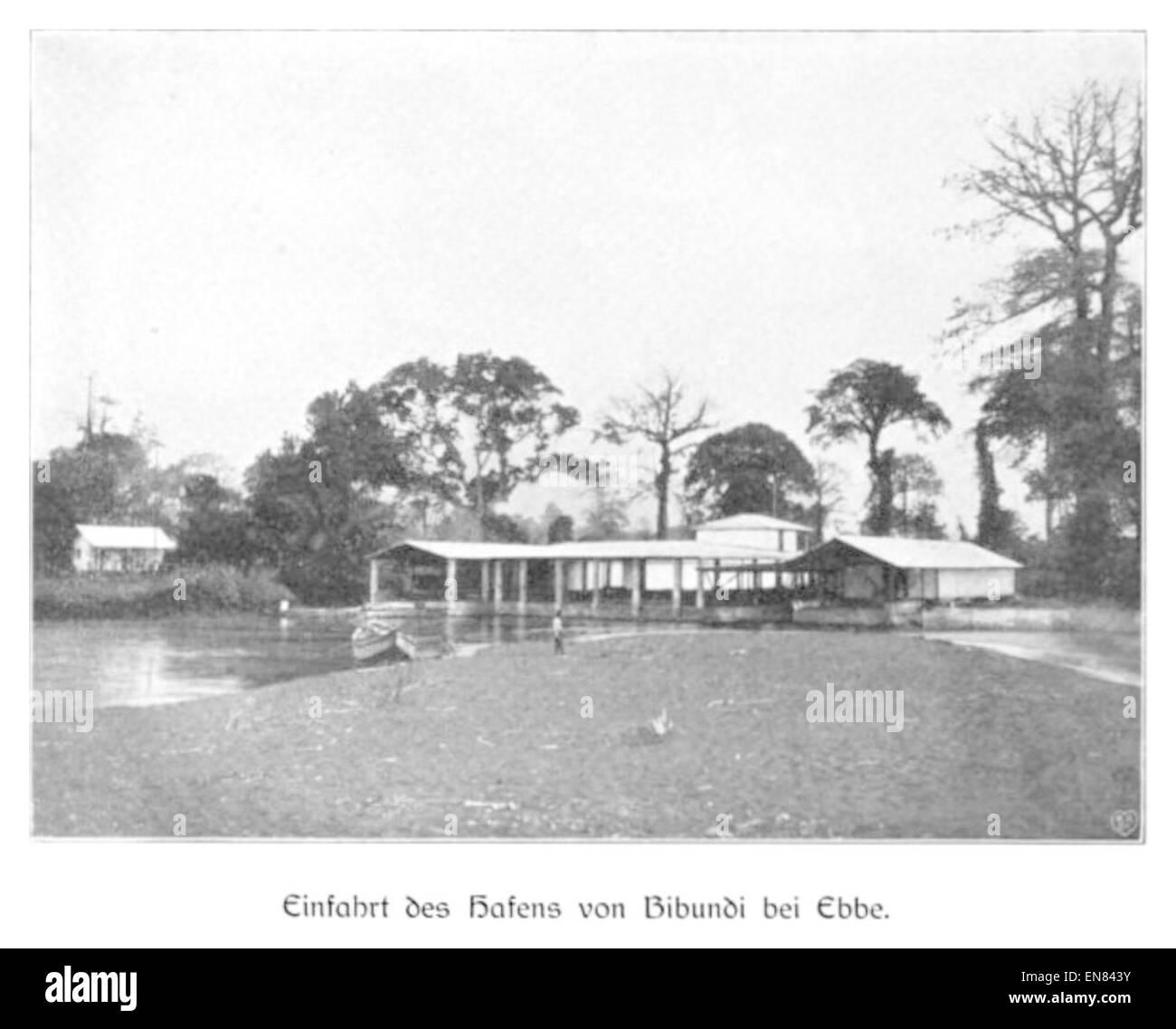 Cette illustration de Wohltmann de 1904 montre un débarcadère (Landungssteg) à Bibundi, un village situé dans l'actuel Cameroun. L’œuvre d’art donne un aperçu de l’infrastructure côtière du village et de son rôle dans le commerce et le transport au début du XXe siècle. Banque D'Images
