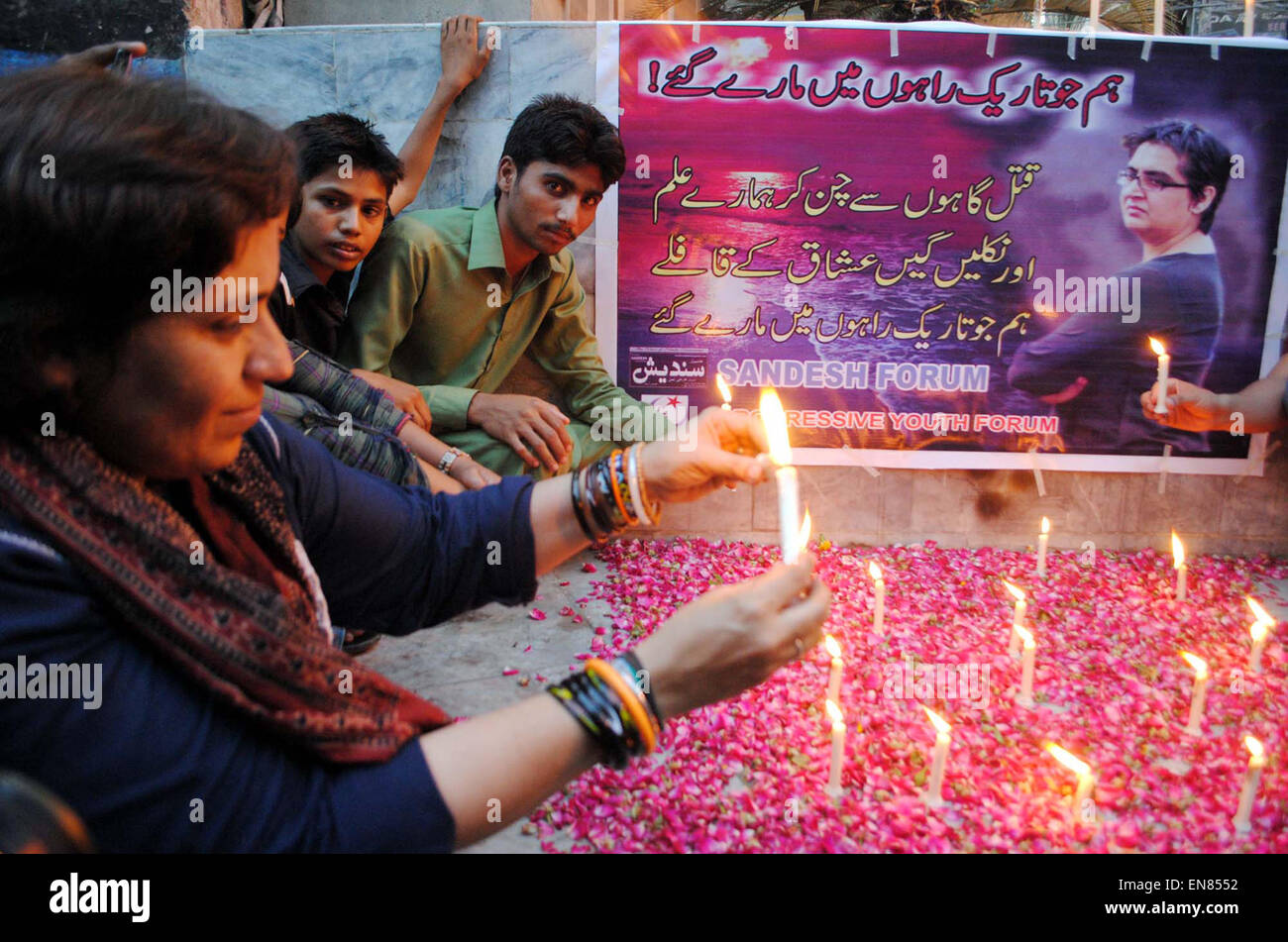 Les membres du Forum Jeunesse progressiste bougies éclairant et présenter hommage à Sabeen Mahmud, le directeur et fondateur de l'étage (T2F) café, au cours de la démonstration à Hyderabad press club le mercredi 29 avril, 2015. Banque D'Images Les membres du Forum Jeunesse progressiste bougies éclairant et présenter hommage à Sabeen Mahmud, le directeur et fondateur de l'étage (T2F) café, au cours de la démonstration à Hyderabad press club le mercredi 29 avril, 2015. Banque D'Images