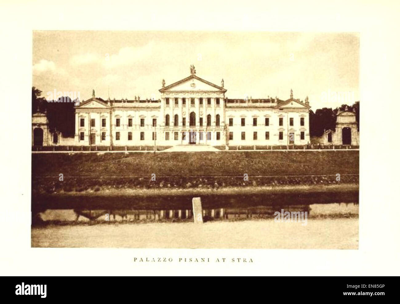 Une illustration de 1911 par Bates-Batcheller représentant le Palazzo Pisani à Stra, en Italie. Cette œuvre d'art met en valeur la beauté architecturale et l'importance historique de la villa vénitienne située le long de la rivière Brenta. Banque D'Images