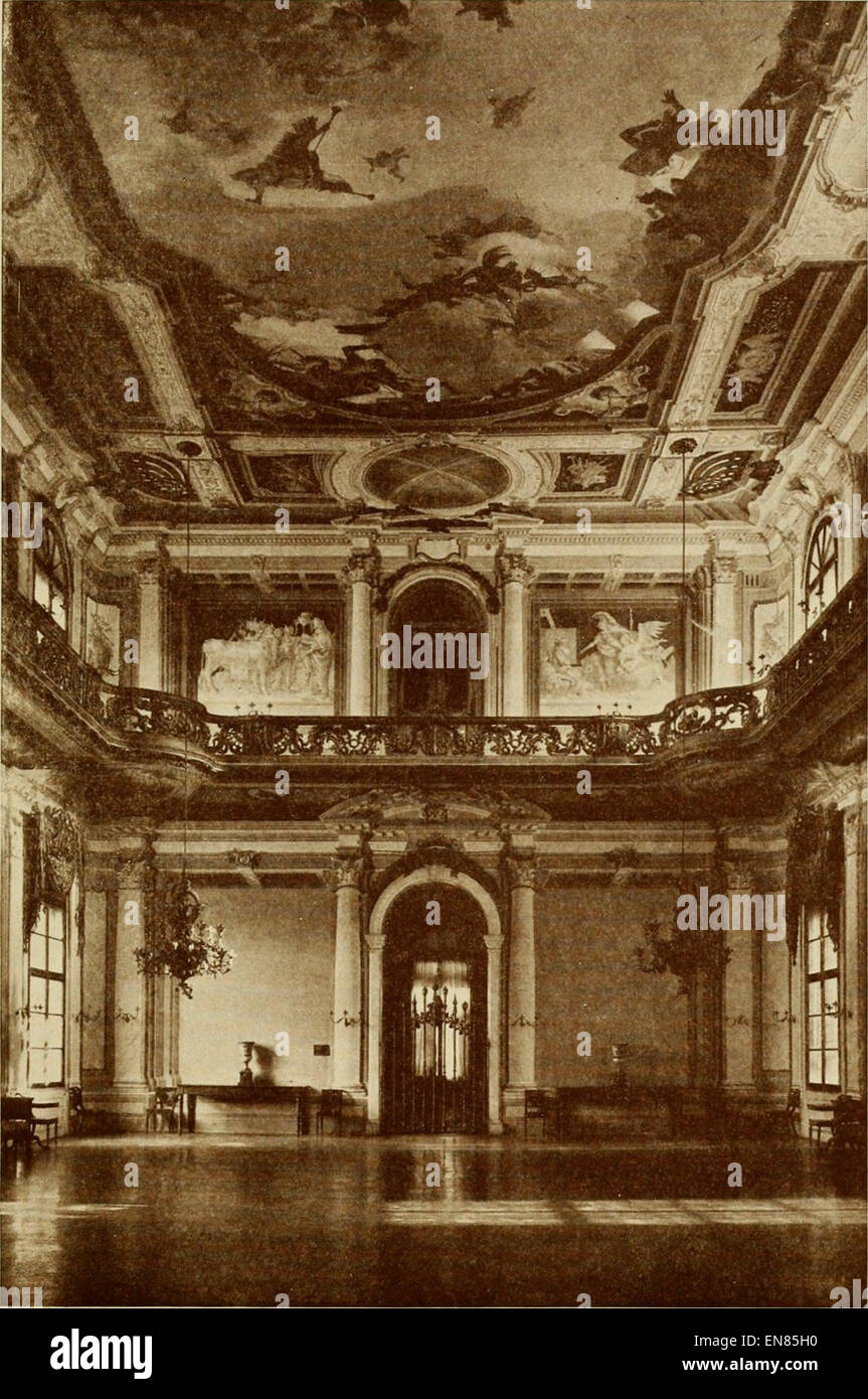 Cette illustration de 1911 de Bates-Batcheller représente la salle de bal du Palazzo Pisani à Stra, en Italie, mettant en valeur l'opulence et la splendeur architecturale du palais de style vénitien. Banque D'Images