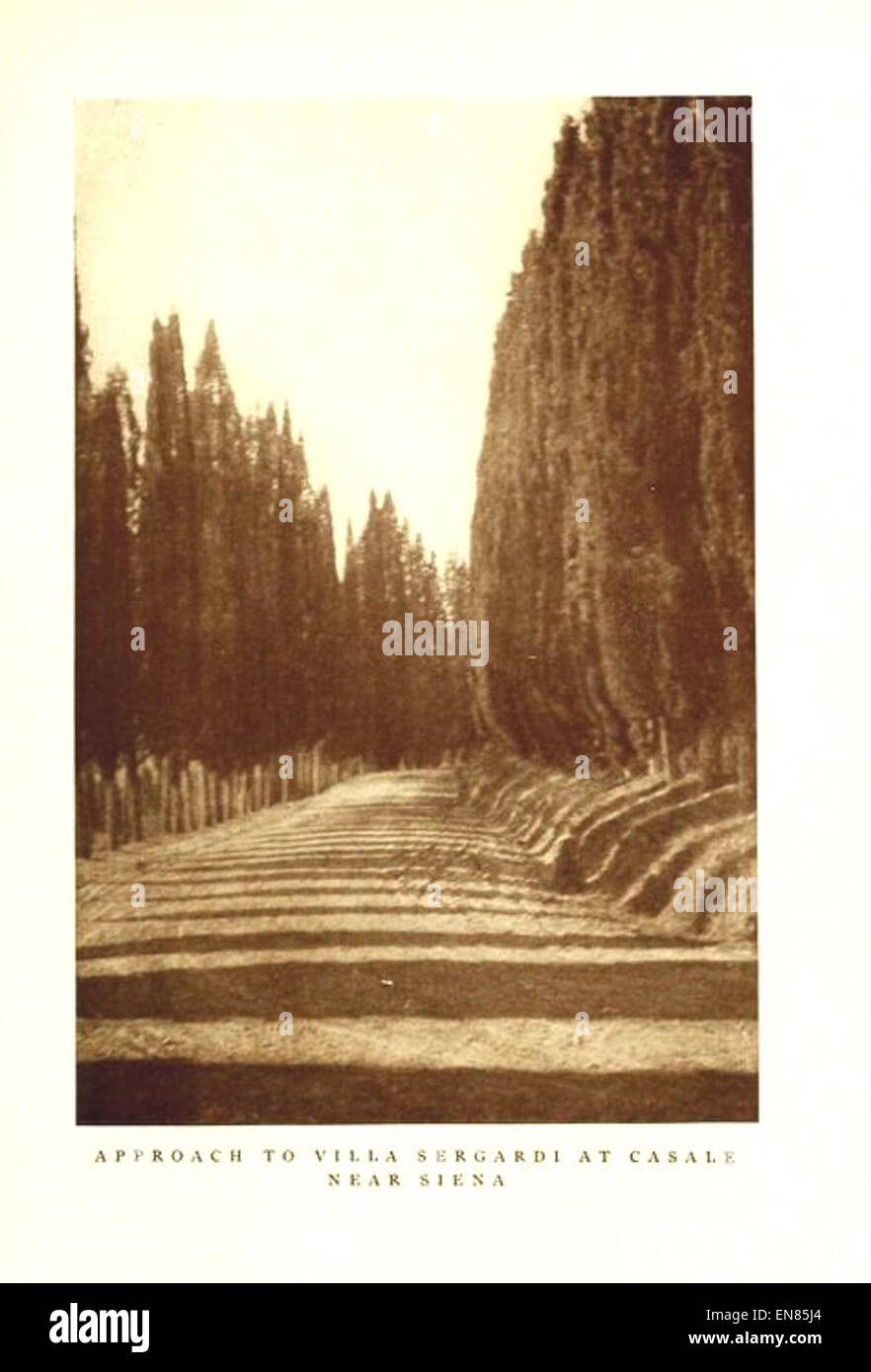 Cette illustration de 1911 par Bates-Batcheller montre l'approche de la Villa Sergardi, située à Casale, près de Sienne, en Italie. Il met en valeur le paysage rural et les caractéristiques architecturales de la villa. Banque D'Images