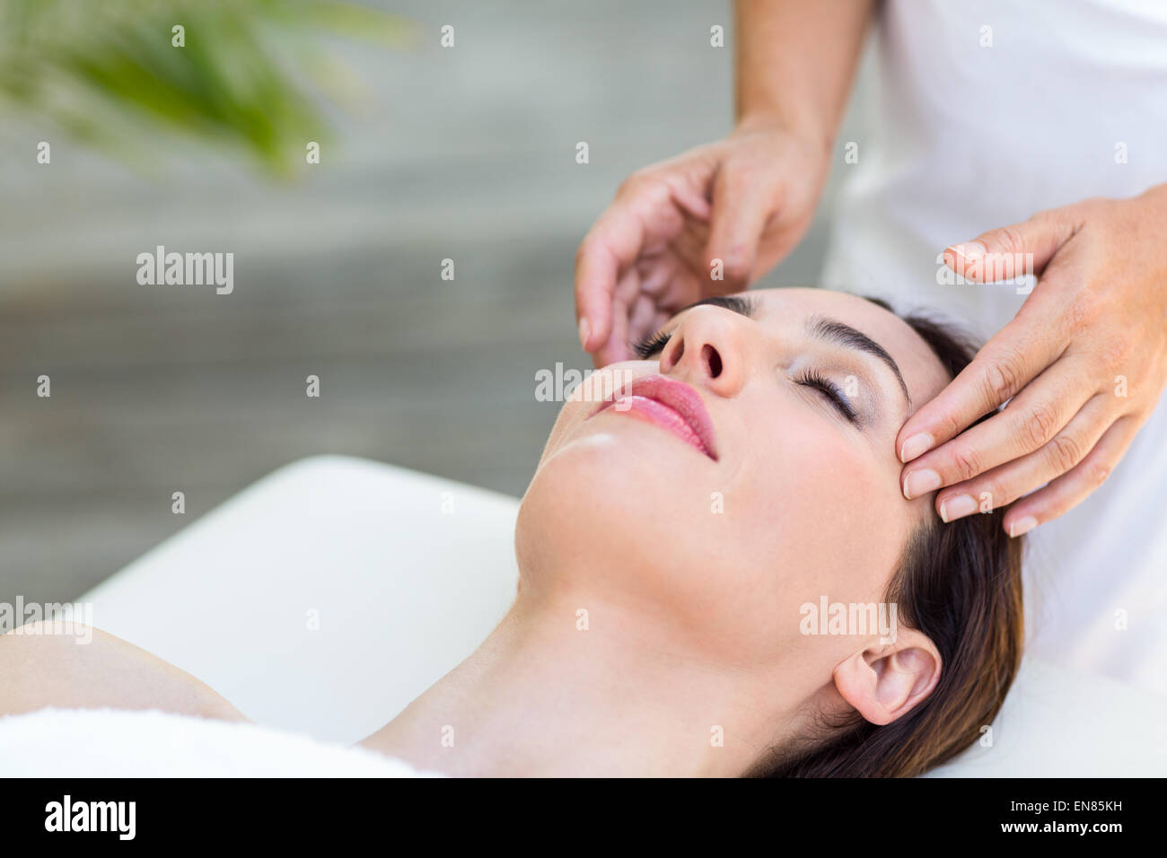 Brunette recevant head massage Banque D'Images