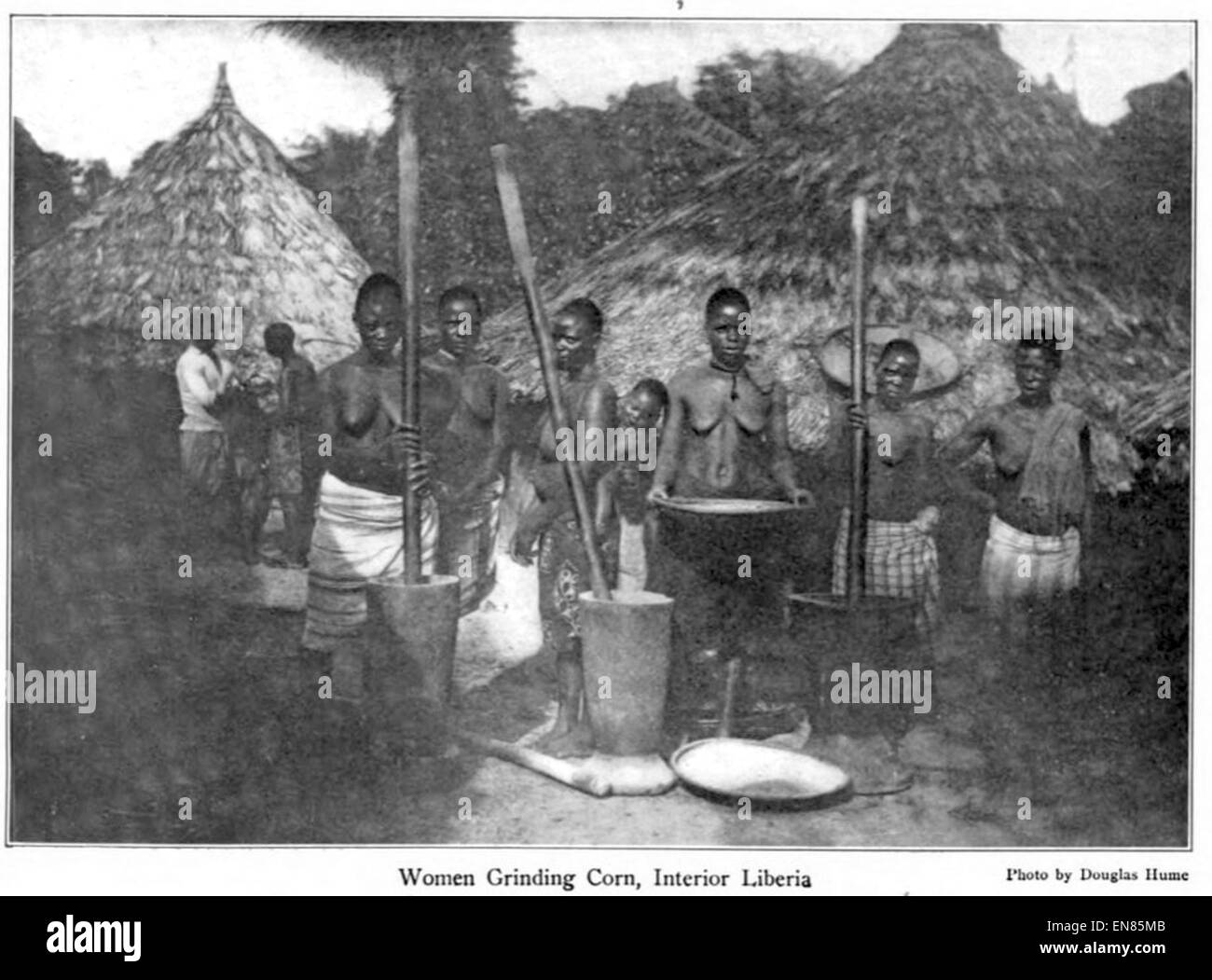 (1907) 09 le broyage du maïs, les femmes du Libéria de l'intérieur Banque D'Images