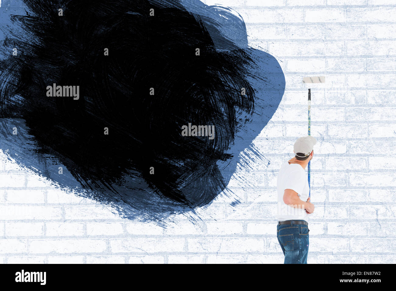Image de l'homme composite à l'aide de rouleau à peindre sur fond blanc Banque D'Images