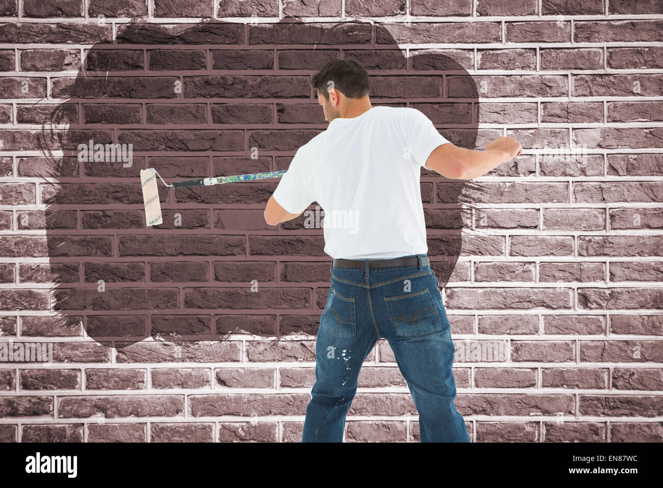 Image de l'homme composite à l'aide de rouleau à peindre sur fond blanc Banque D'Images