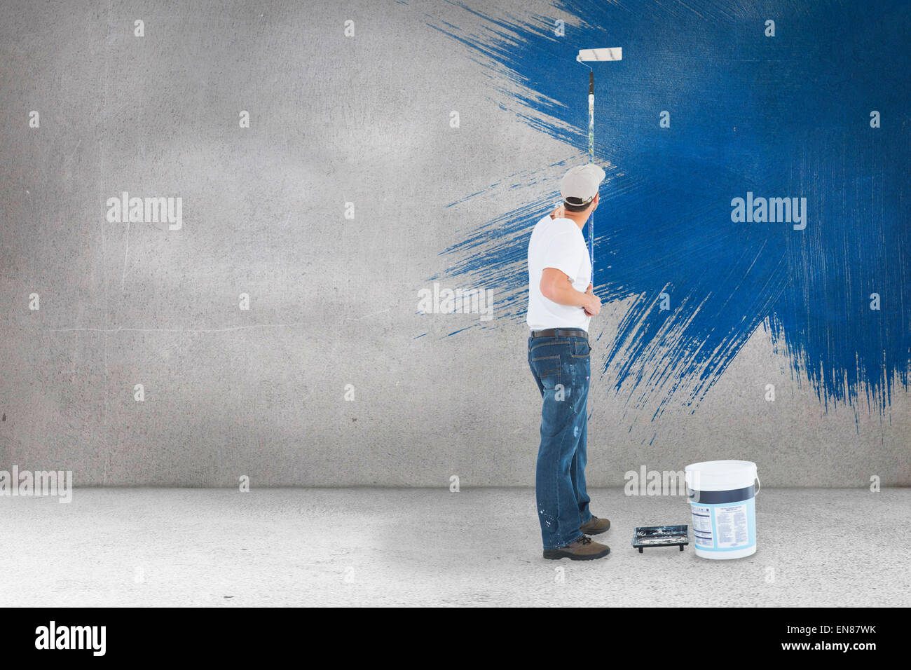 Image de l'homme composite à l'aide de rouleau à peindre sur fond blanc Banque D'Images