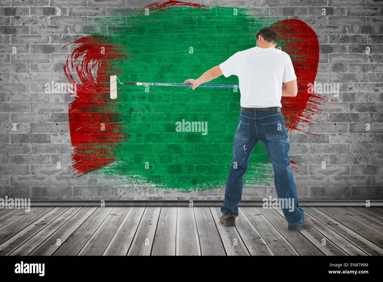 Image de l'homme composite à l'aide de rouleau à peindre sur fond blanc Banque D'Images