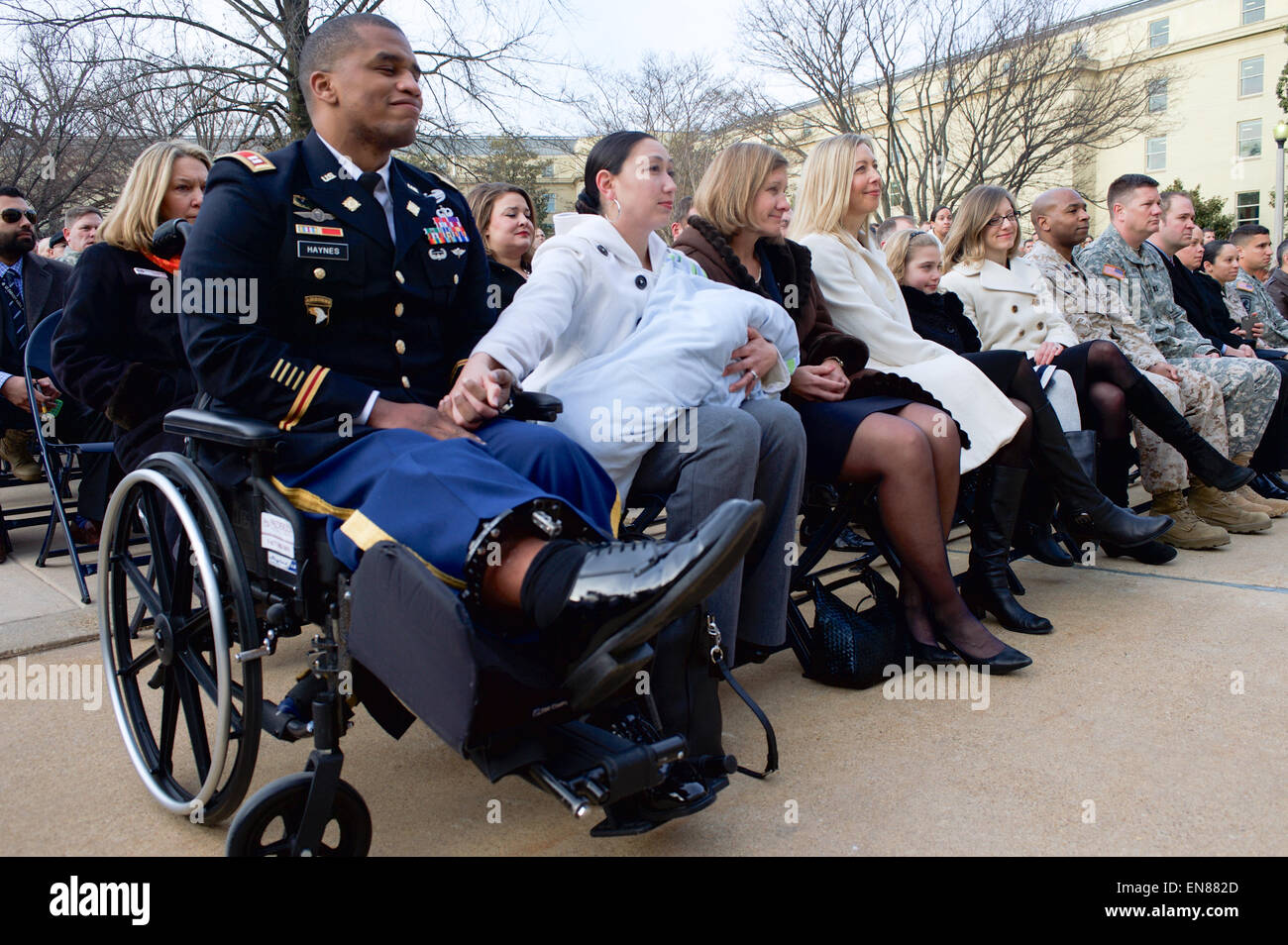 Le Capitaine Jeremy Haynes, qui ont failli mourir en Afghanistan ; sa femme, Chelsea, et leur nouvel enfant, Jordanie ; Susan Myers Greene, veuve du Général Harold Greene, tués en Afghanistan ; et Mary Ann et Reese Larson, dont le mari et père, Lonn, respectivement, est actuellement déployé en Afghanistan, écouter le 23 mars 2015, en tant que secrétaire de la Défense des États-Unis d'Amérique Carter et le président Afghan Ashraf Ghani a remercié les dirigeants du gouvernement américain, les militaires et les citoyens pour leur soutien et les sacrifices au nom du pays depuis 2001. Banque D'Images