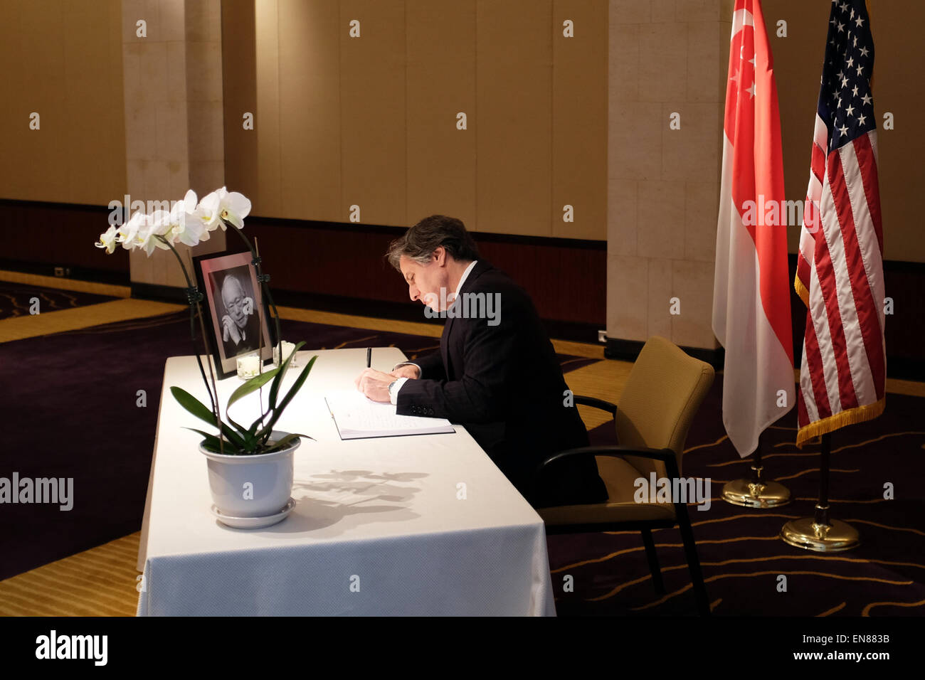 Sous-secrétaire d'État Tony Blinken paye ses respects à l'ancien Premier Ministre de Singapour Lee Kuan Yew à Singapour l'Ambassade du Canada à Washington, D.C., le 25 mars 2015. Banque D'Images