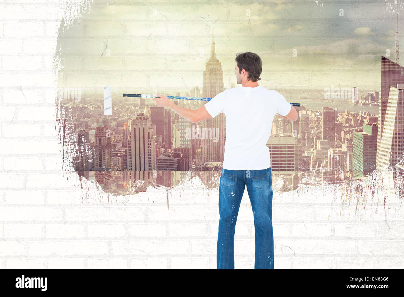 Image de l'homme composite à l'aide de rouleau à peindre sur fond blanc Banque D'Images