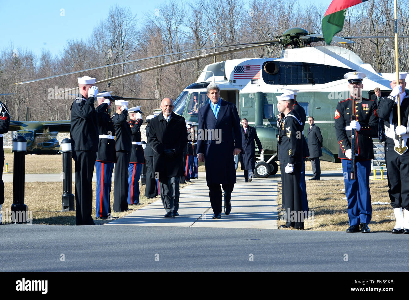 Le secrétaire d'Etat John Kerry escorts Président Afghan Ashraf Ghani passé une garde d'honneur militaire qu'ils arrivent à Camp David en Thurmont, Maryland, le 23 mars 2015, pour une série de dialogues américains-Afghan sur la sécurité, la liaison régionale et la transition économique suite à l'engagement militaire américain en Afghanistan depuis 2001. Banque D'Images