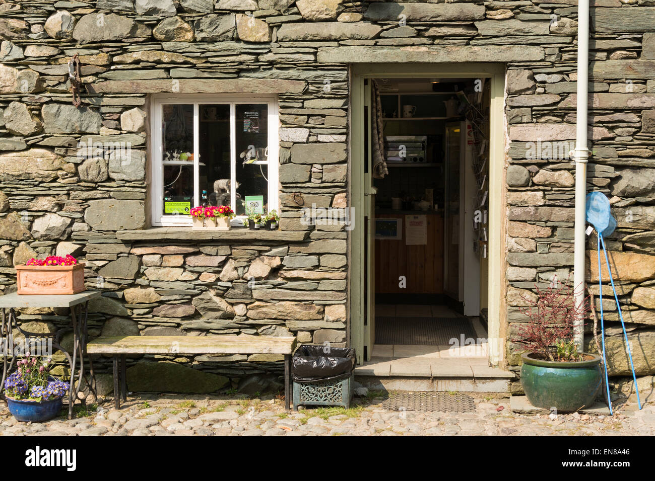 ROSTHWAITE, BORROWDALE, Lake District, Cumbria, England, UK - 9 avril 2015 : Entrée à Flock-walkers Salon de Thé, Yew Tree Farm Banque D'Images