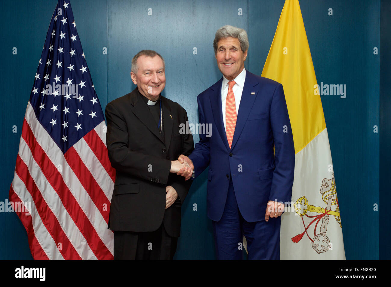 Le secrétaire d'Etat John Kerry, serre la main avec la Cité du Vatican, le Cardinal Secrétaire d'Etat Pietro Parolin à Panama City, Panama, le 10 avril 2015, avant une rencontre bilatérale en marge du Sommet des Amériques. Banque D'Images